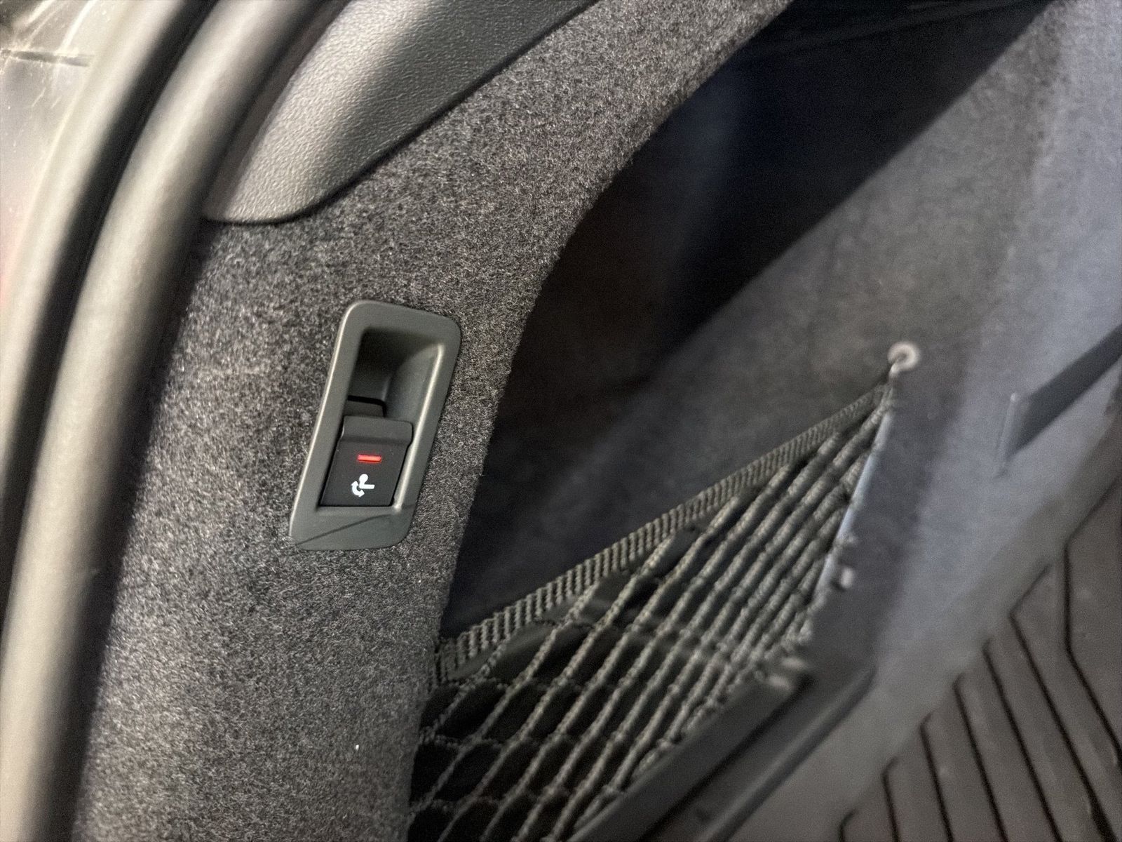 Fahrzeug autohaus mense Fahrzeugabbildung Audi A6 Sportback e-tron quattro B&O AHK HUD Luft ACC - mit KI generiert/bearbeitet