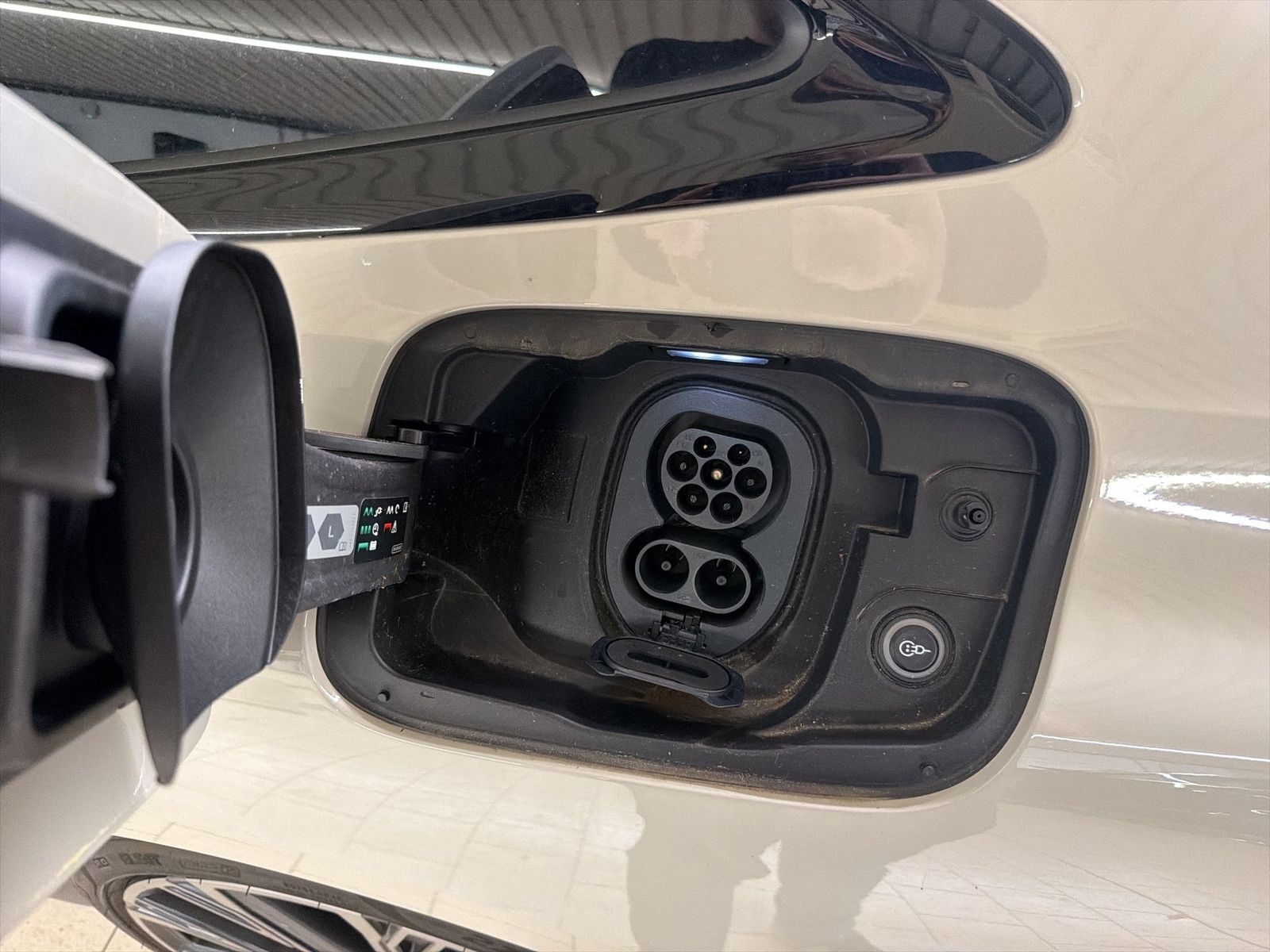 Fahrzeug autohaus mense Fahrzeugabbildung Audi A6 Sportback e-tron quattro B&O AHK HUD Luft ACC - mit KI generiert/bearbeitet