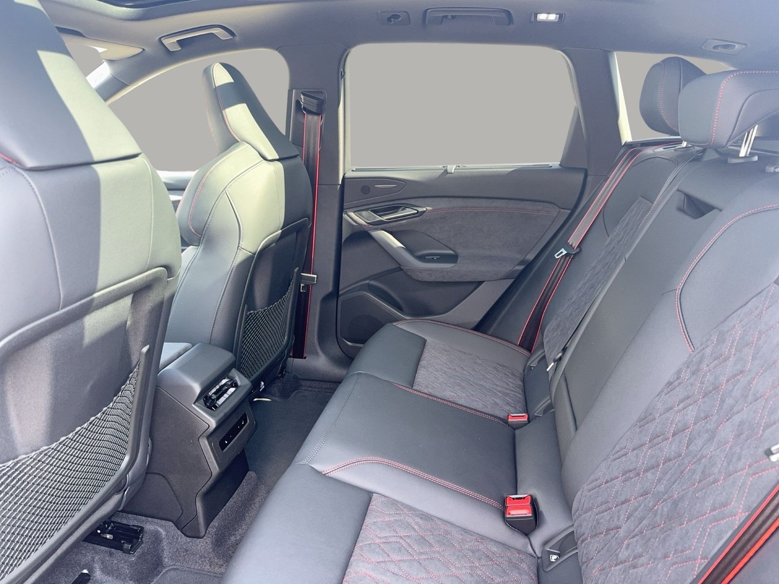 Fahrzeugabbildung Audi SQ6 SUV e-tron 360 kW Matrix B&O CarPlay TechPro - mit KI generiert/bearbeitet