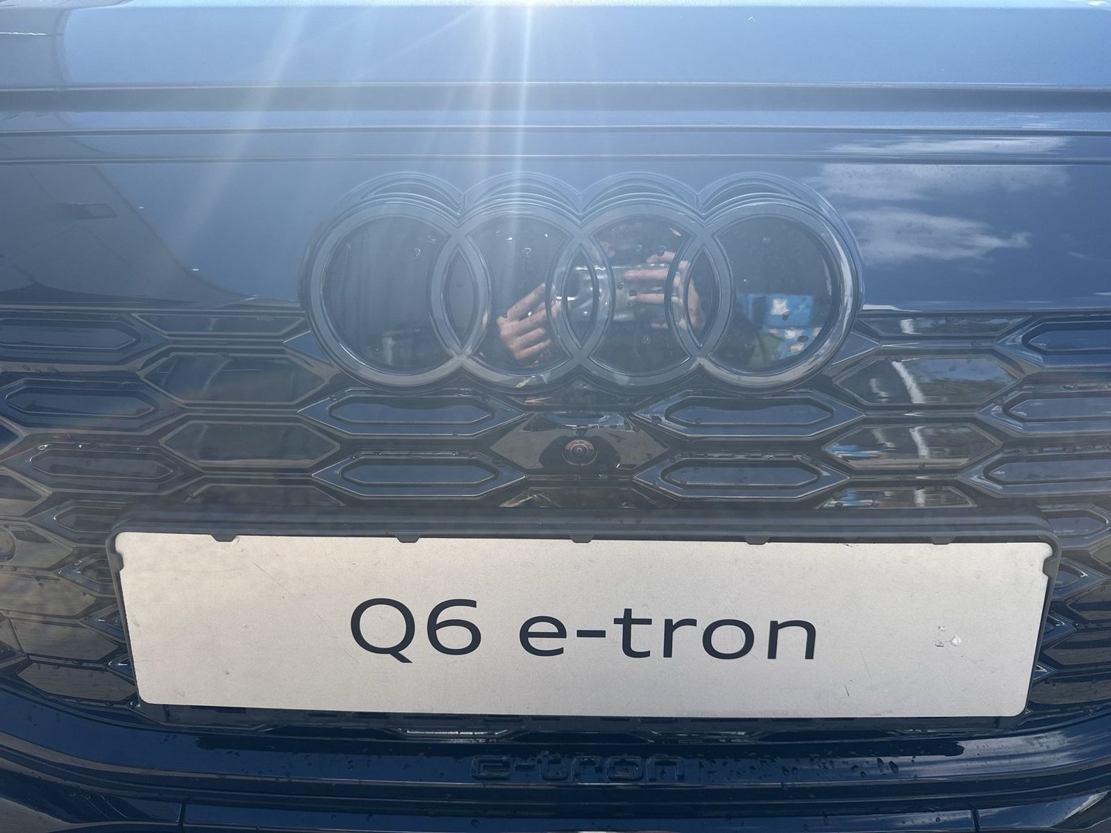 Fahrzeugabbildung Audi SQ6 SUV e-tron 360 kW Matrix B&O CarPlay TechPro - mit KI generiert/bearbeitet
