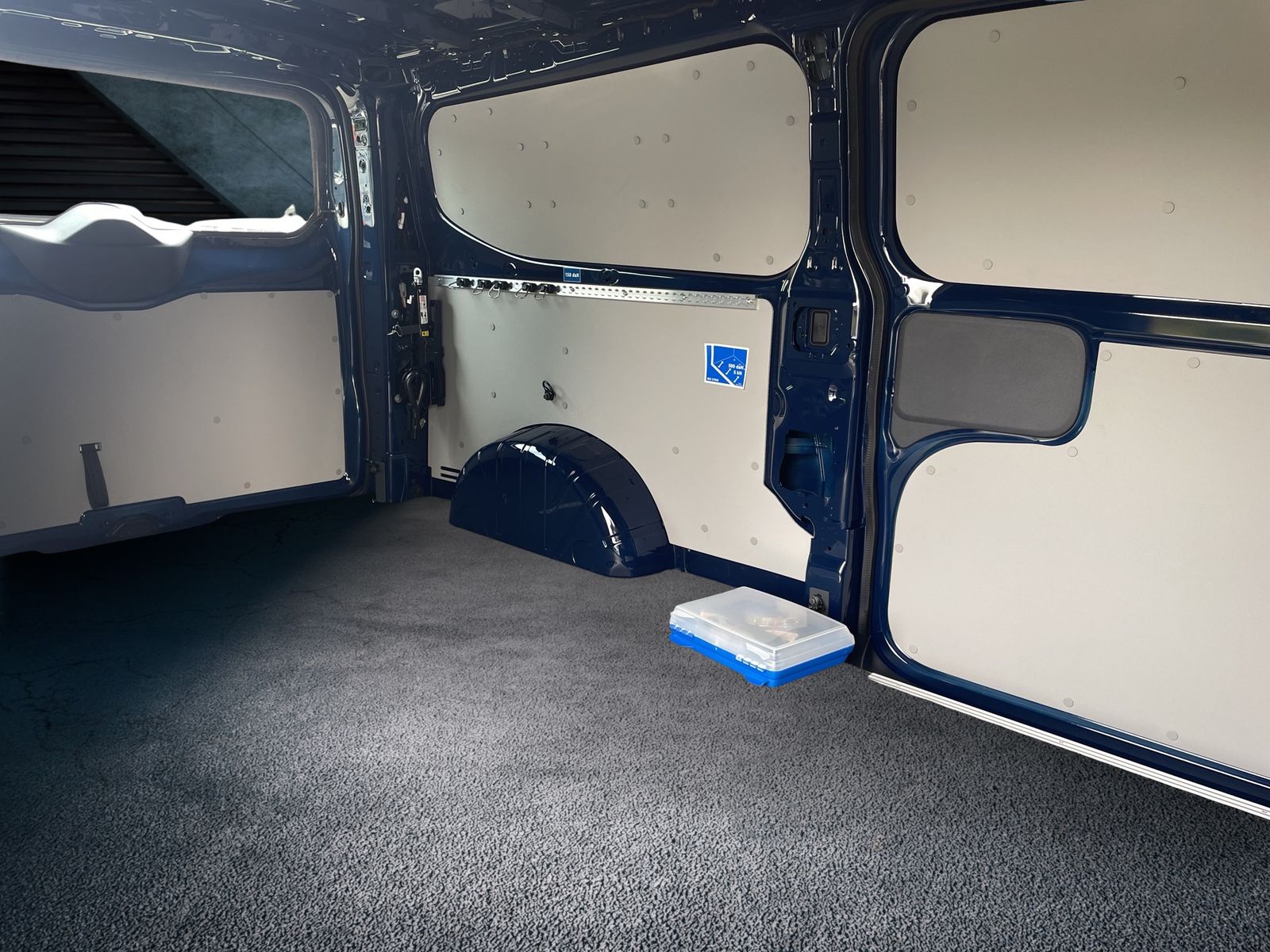Fahrzeugabbildung Volkswagen NFZ Transporter Kasten Motor: 2.0 l TDI 110 kW G - mit KI generiert/bearbeitet