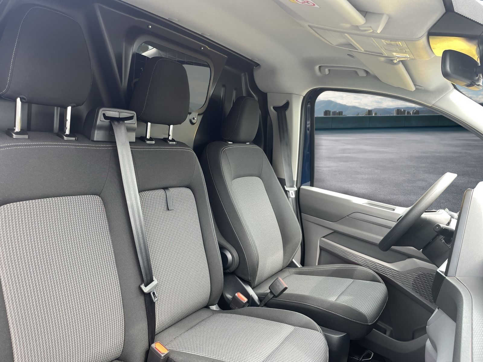 Fahrzeugabbildung Volkswagen NFZ Transporter Kasten Motor: 2.0 l TDI 110 kW G - mit KI generiert/bearbeitet