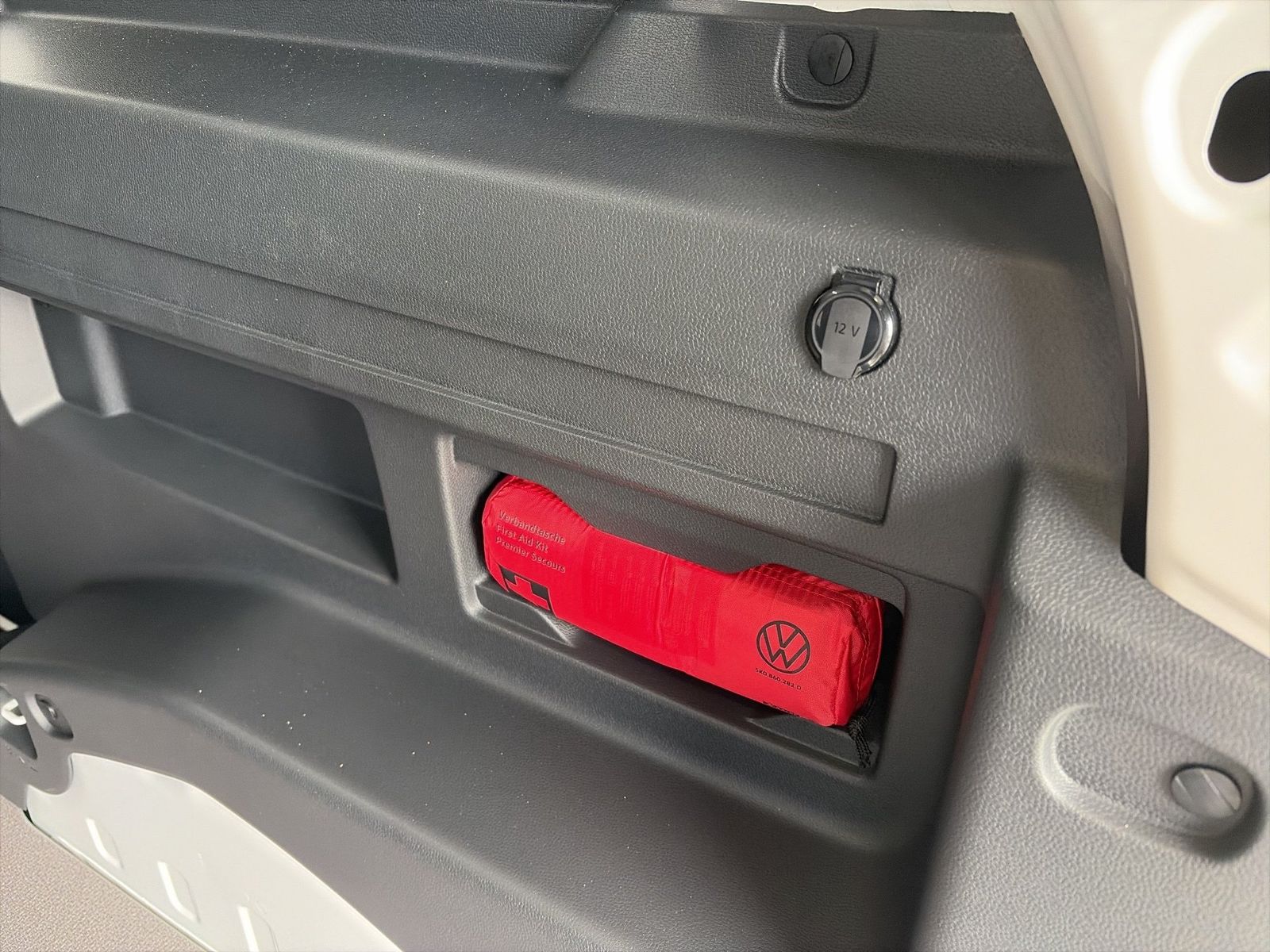 Fahrzeugabbildung Volkswagen ID. Buzz Cargo Pro 79 kWh - mit KI generiert/bearbeitet