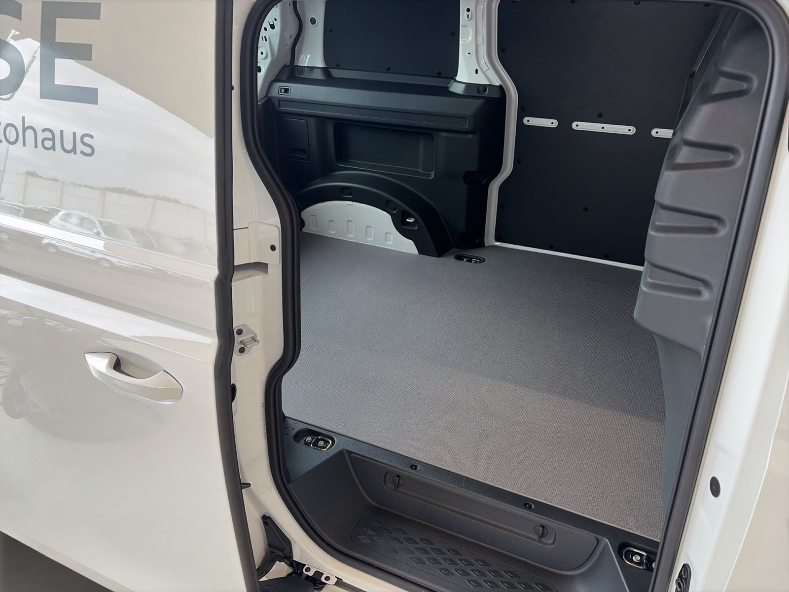 Fahrzeugabbildung Volkswagen ID. Buzz Cargo Pro 79 kWh - mit KI generiert/bearbeitet