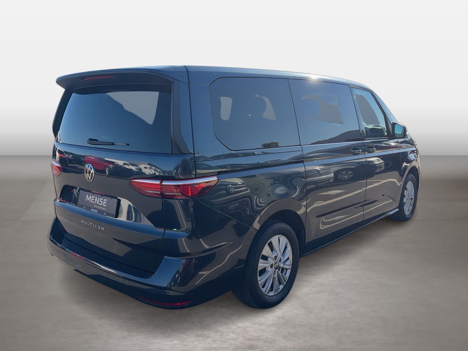 Fahrzeugabbildung Volkswagen Multivan T7 Basis TDI LÜ 110 kW DSG CarPlay LED - mit KI generiert/bearbeitet
