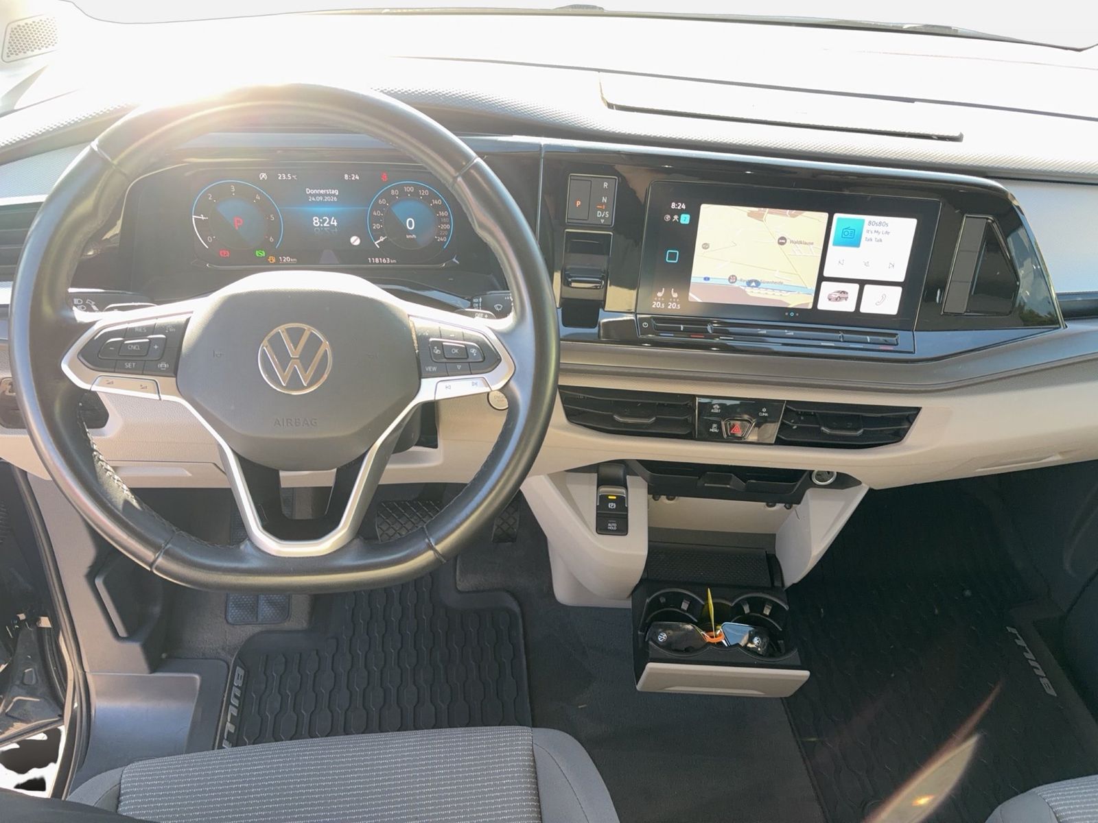 Fahrzeugabbildung Volkswagen Multivan T7 Basis TDI LÜ 110 kW DSG CarPlay LED - mit KI generiert/bearbeitet