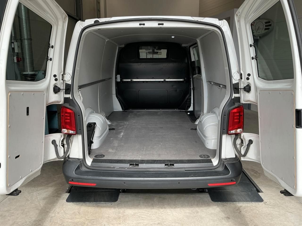 Fahrzeug autohaus mense Fahrzeugabbildung Volkswagen T6.1 Transporter Kasten langer Radstand Kastenwa - mit KI generiert/bearbeitet