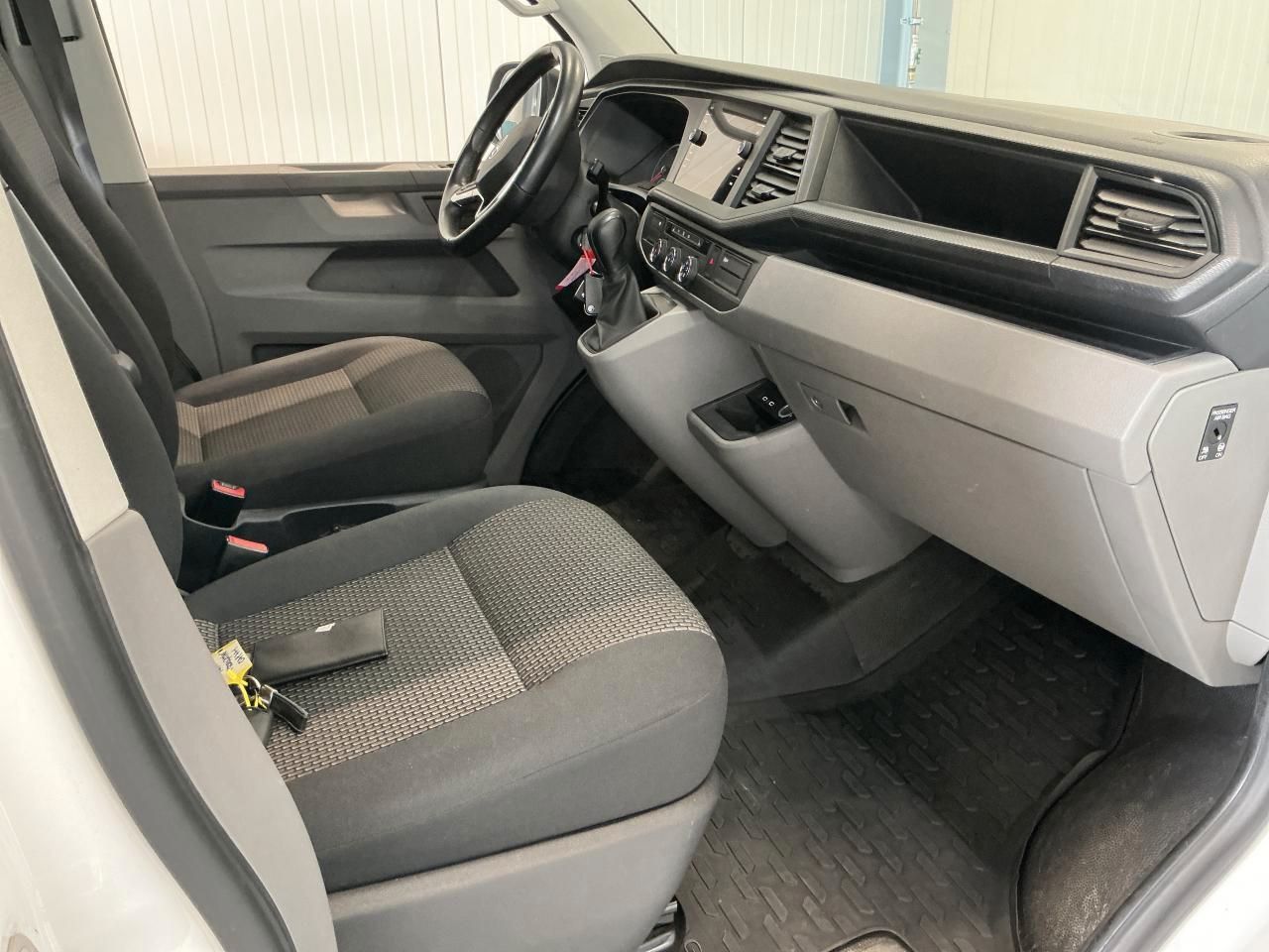 Fahrzeug autohaus mense Fahrzeugabbildung Volkswagen T6.1 Transporter Kasten langer Radstand Kastenwa - mit KI generiert/bearbeitet