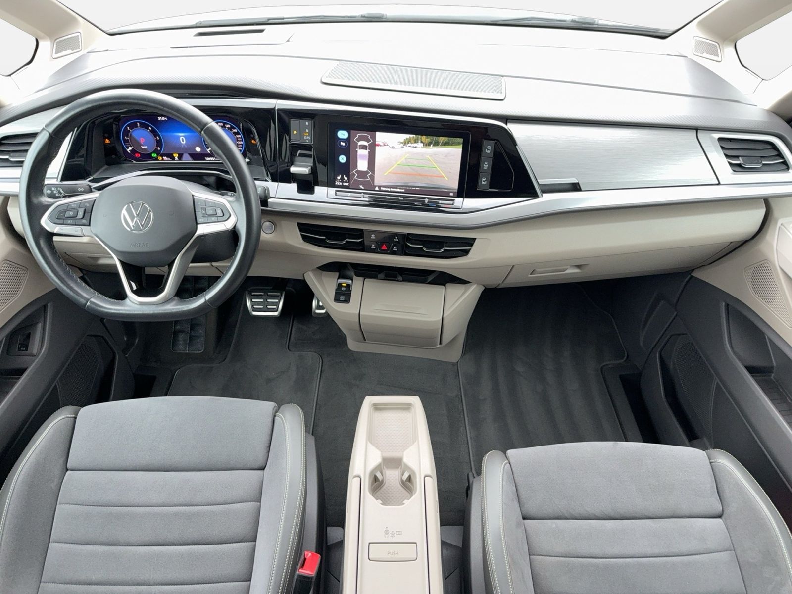 Fahrzeugabbildung Volkswagen Multivan T7 Style KÜ 110TDI IQ.Light Matrix CarP - mit KI generiert/bearbeitet