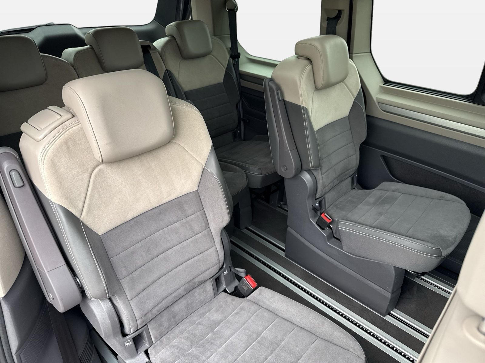 Fahrzeugabbildung Volkswagen Multivan T7 Style KÜ 110TDI IQ.Light Matrix CarP - mit KI generiert/bearbeitet
