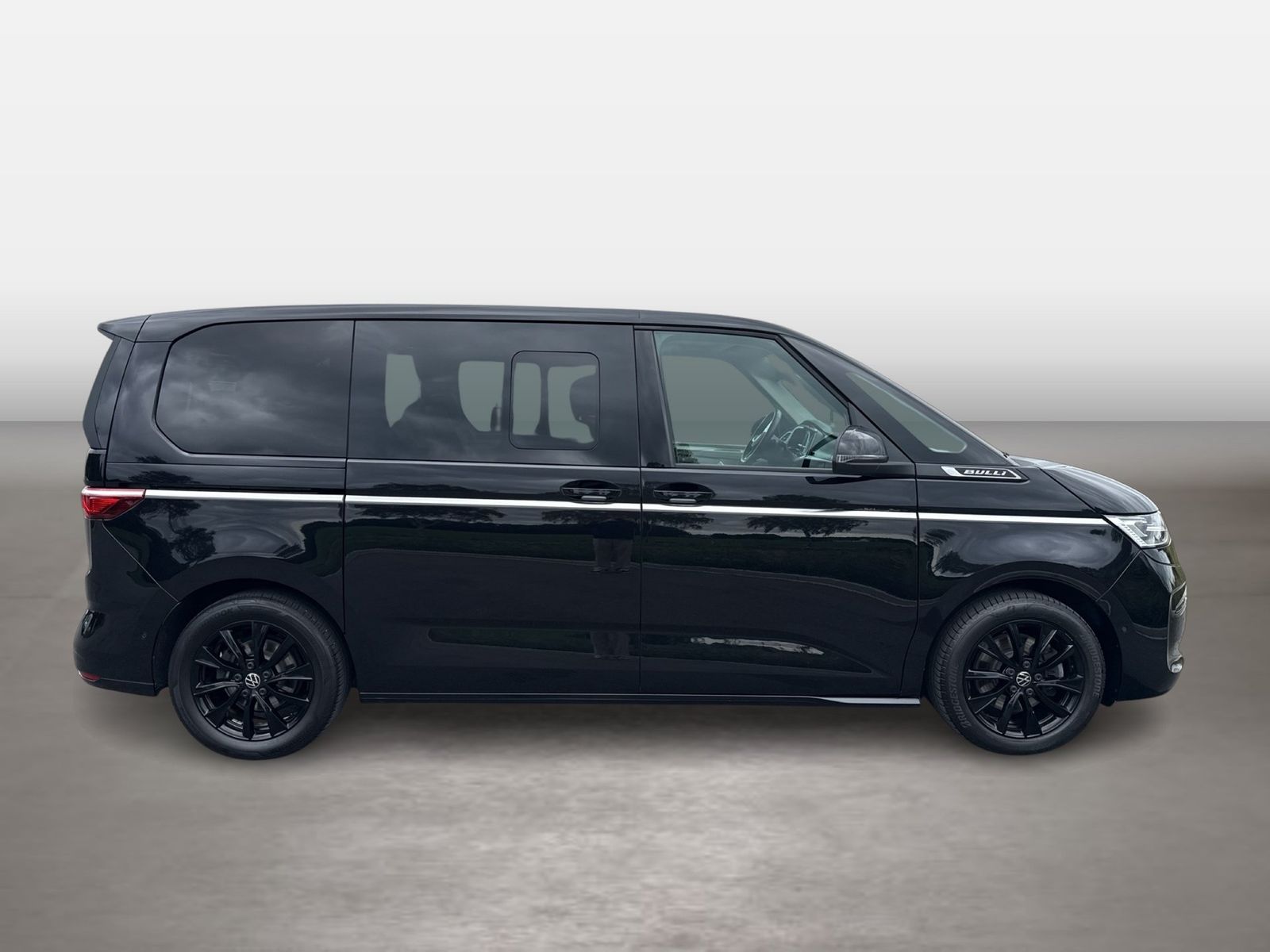 Fahrzeugabbildung Volkswagen Multivan T7 Style KÜ 110TDI IQ.Light Matrix CarP - mit KI generiert/bearbeitet