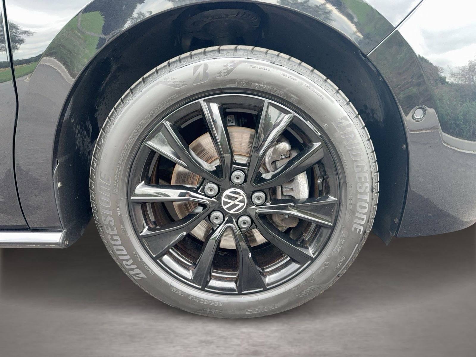 Fahrzeugabbildung Volkswagen Multivan T7 Style KÜ 110TDI IQ.Light Matrix CarP - mit KI generiert/bearbeitet