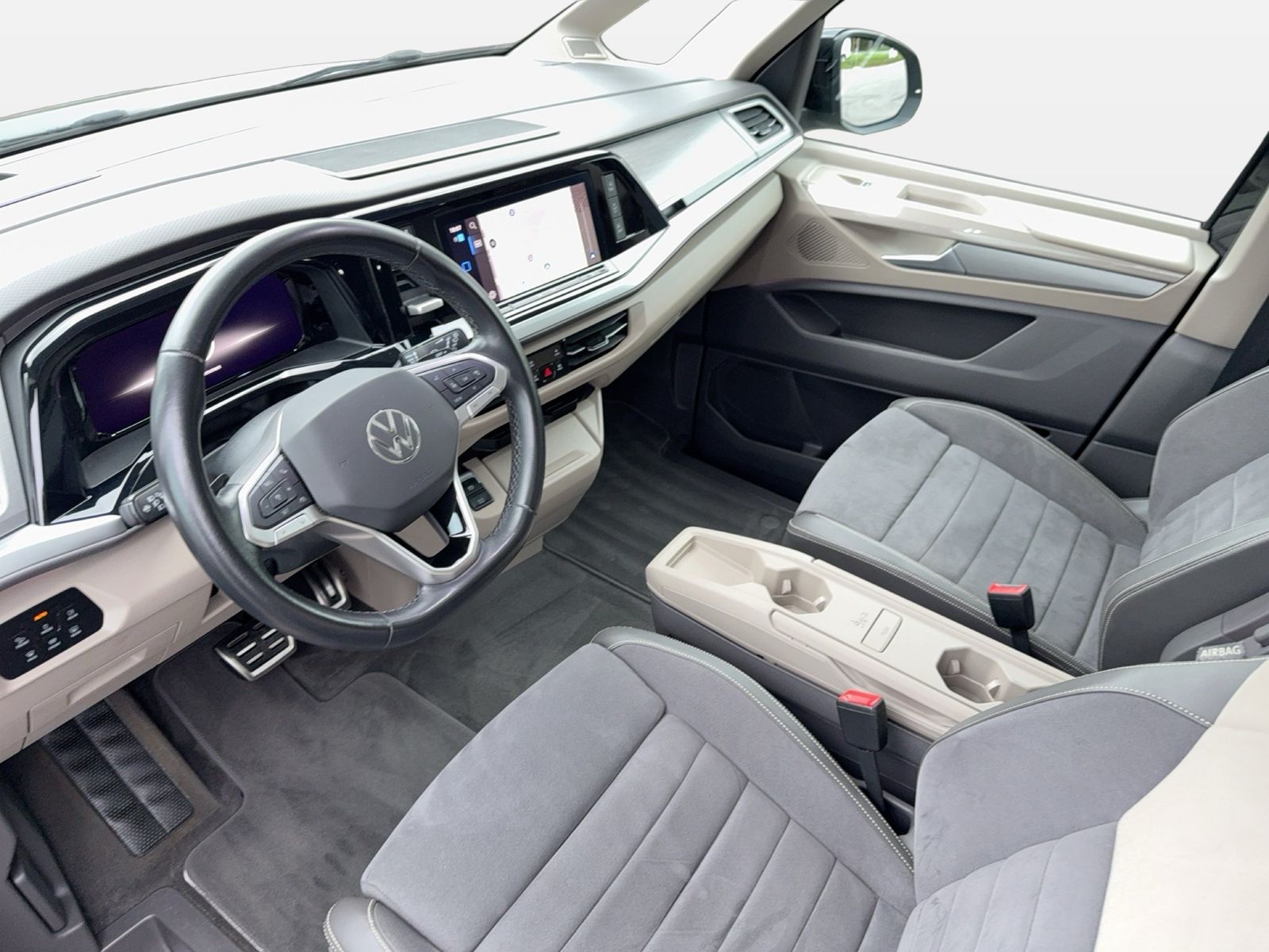 Fahrzeugabbildung Volkswagen Multivan T7 Style KÜ 110TDI IQ.Light Matrix CarP - mit KI generiert/bearbeitet