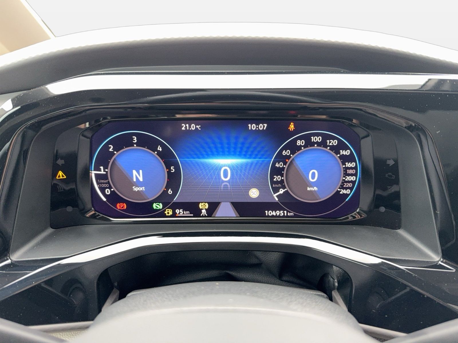 Fahrzeugabbildung Volkswagen Multivan T7 Style KÜ 110TDI IQ.Light Matrix CarP - mit KI generiert/bearbeitet