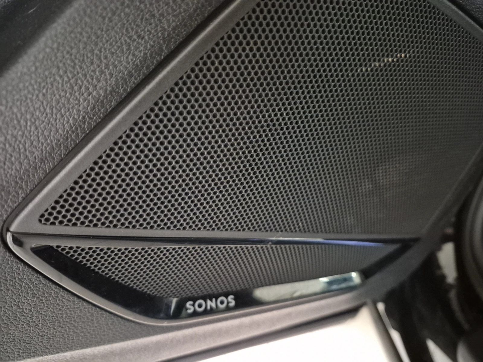 Fahrzeug autohaus mense Fahrzeugabbildung Audi Q3 40 TFSI quattro S tronic S line Matrix Sonos