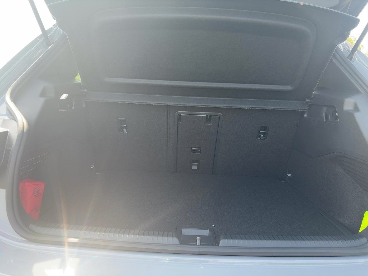 Fahrzeugabbildung Volkswagen ID.3 Neo Life 58 kWh 1-Gang-Automatik Winterräde - mit KI generiert/bearbeitet