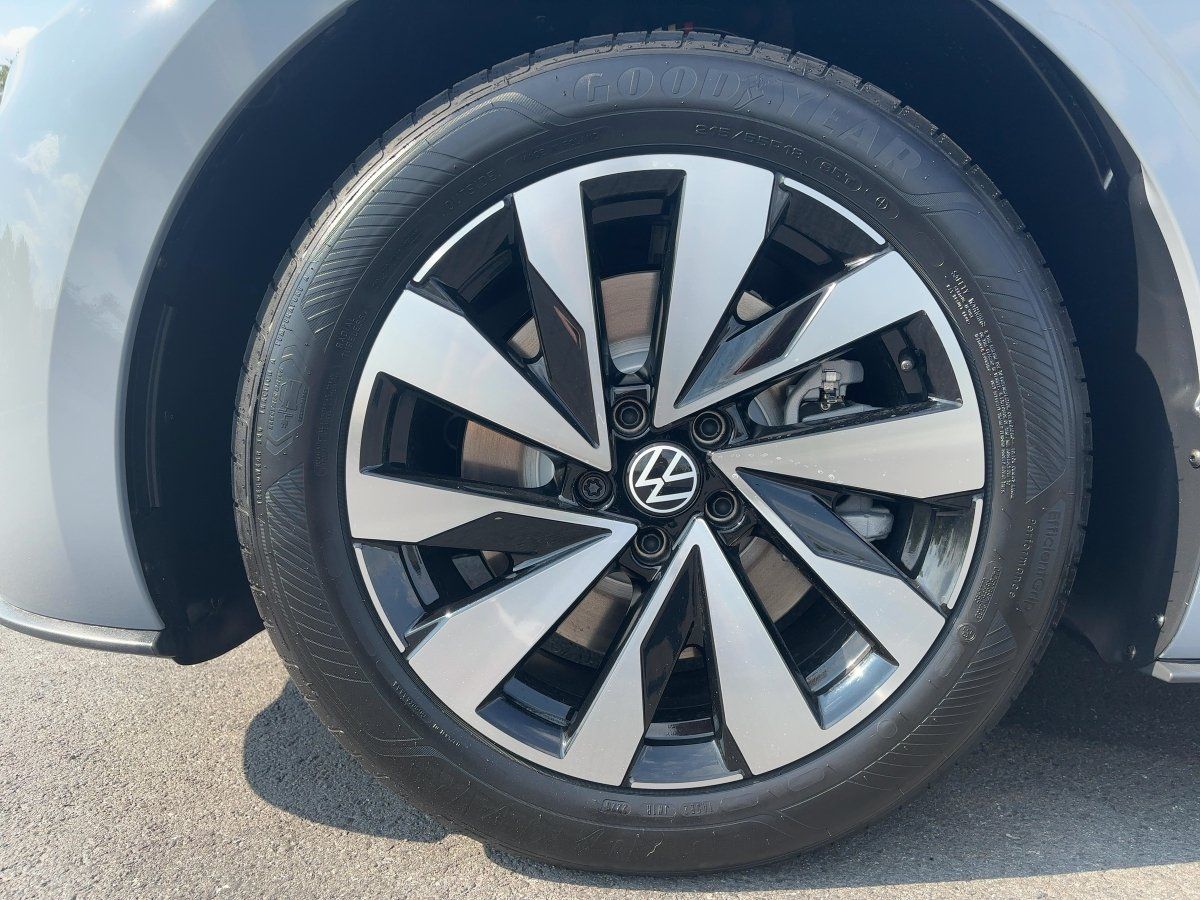 Fahrzeug autohaus mense Fahrzeugabbildung Volkswagen ID.3 Neo Life 50 kWh 1-Gang-Automatik Winterräde - mit KI generiert/bearbeitet