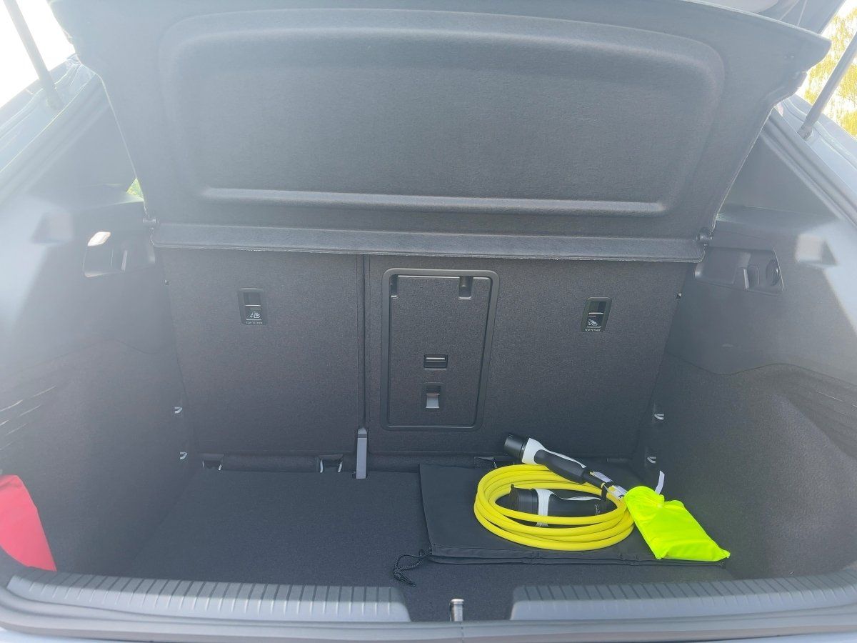 Fahrzeug autohaus mense Fahrzeugabbildung Volkswagen ID.3 Neo Life 50 kWh 1-Gang-Automatik Winterräde - mit KI generiert/bearbeitet