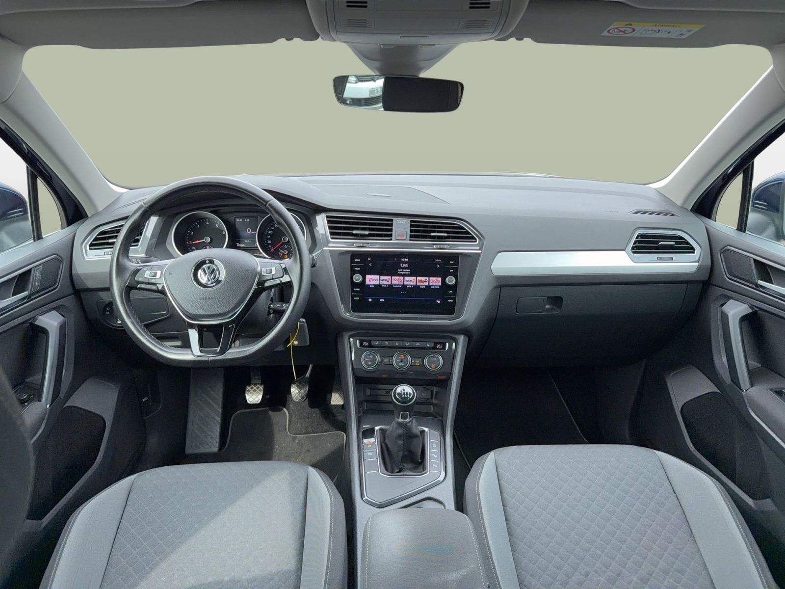 Fahrzeugabbildung Volkswagen Tiguan Comfortline Comfortline 1.5 TSI ACT OPF 9 - mit KI generiert/bearbeitet