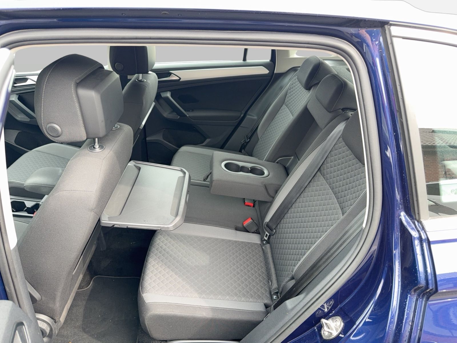 Fahrzeugabbildung Volkswagen Tiguan Comfortline Comfortline 1.5 TSI ACT OPF 9 - mit KI generiert/bearbeitet