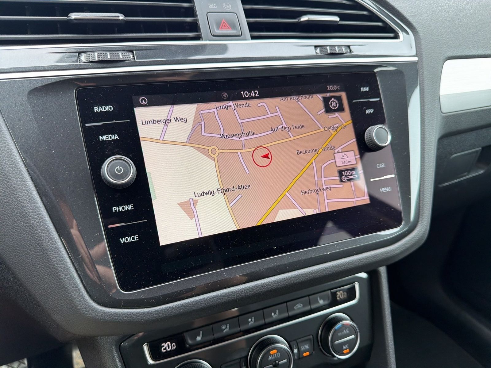Fahrzeugabbildung Volkswagen Tiguan Comfortline Comfortline 1.5 TSI ACT OPF 9 - mit KI generiert/bearbeitet