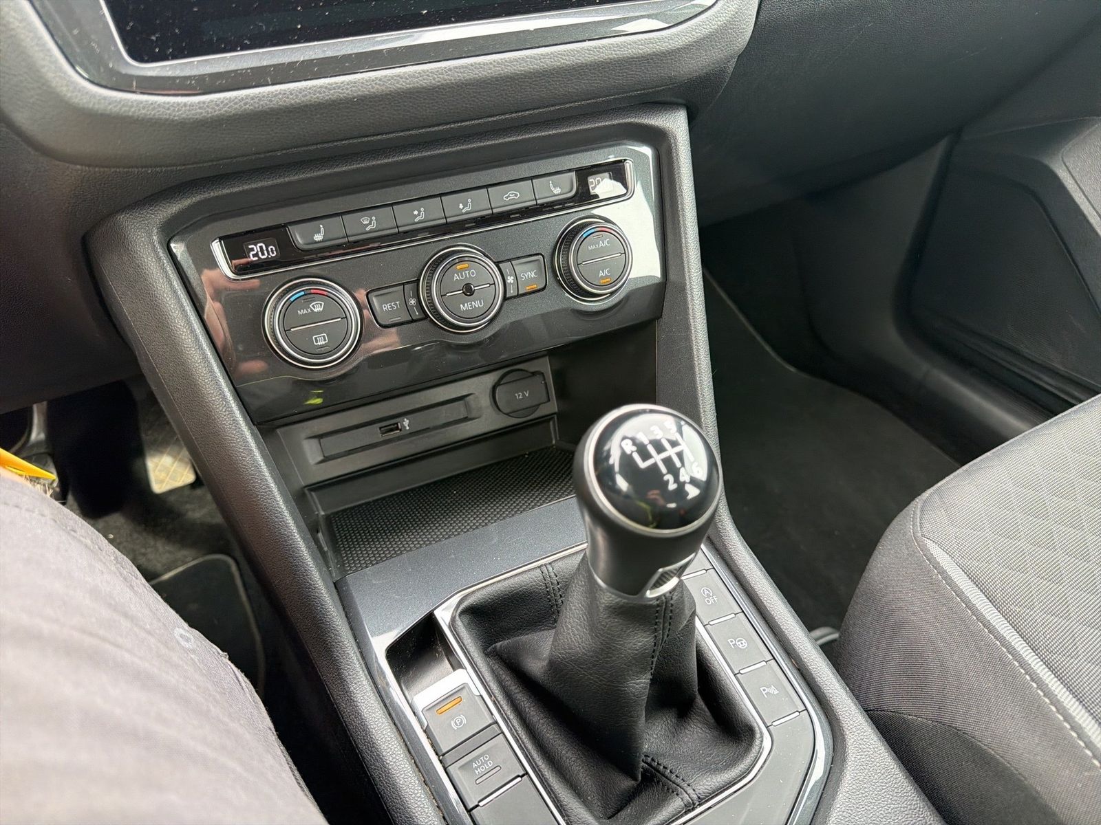 Fahrzeugabbildung Volkswagen Tiguan Comfortline Comfortline 1.5 TSI ACT OPF 9 - mit KI generiert/bearbeitet