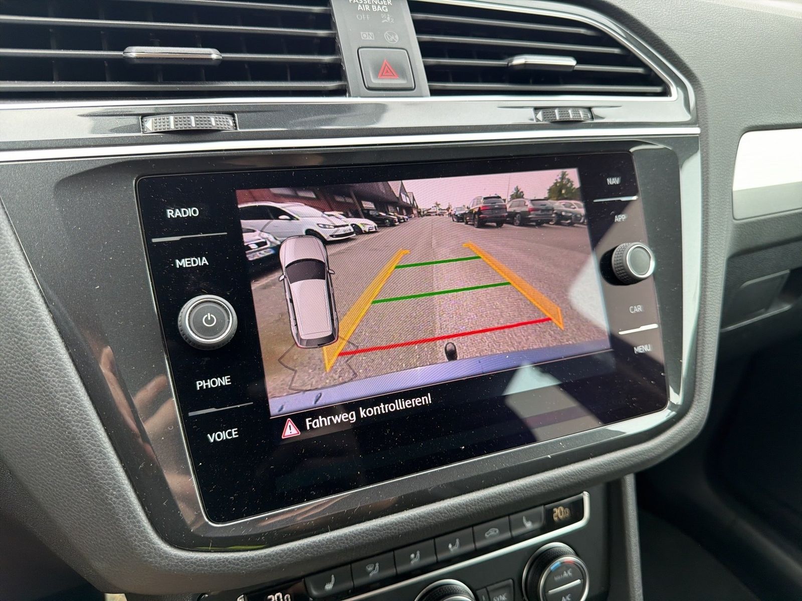 Fahrzeugabbildung Volkswagen Tiguan Comfortline Comfortline 1.5 TSI ACT OPF 9 - mit KI generiert/bearbeitet