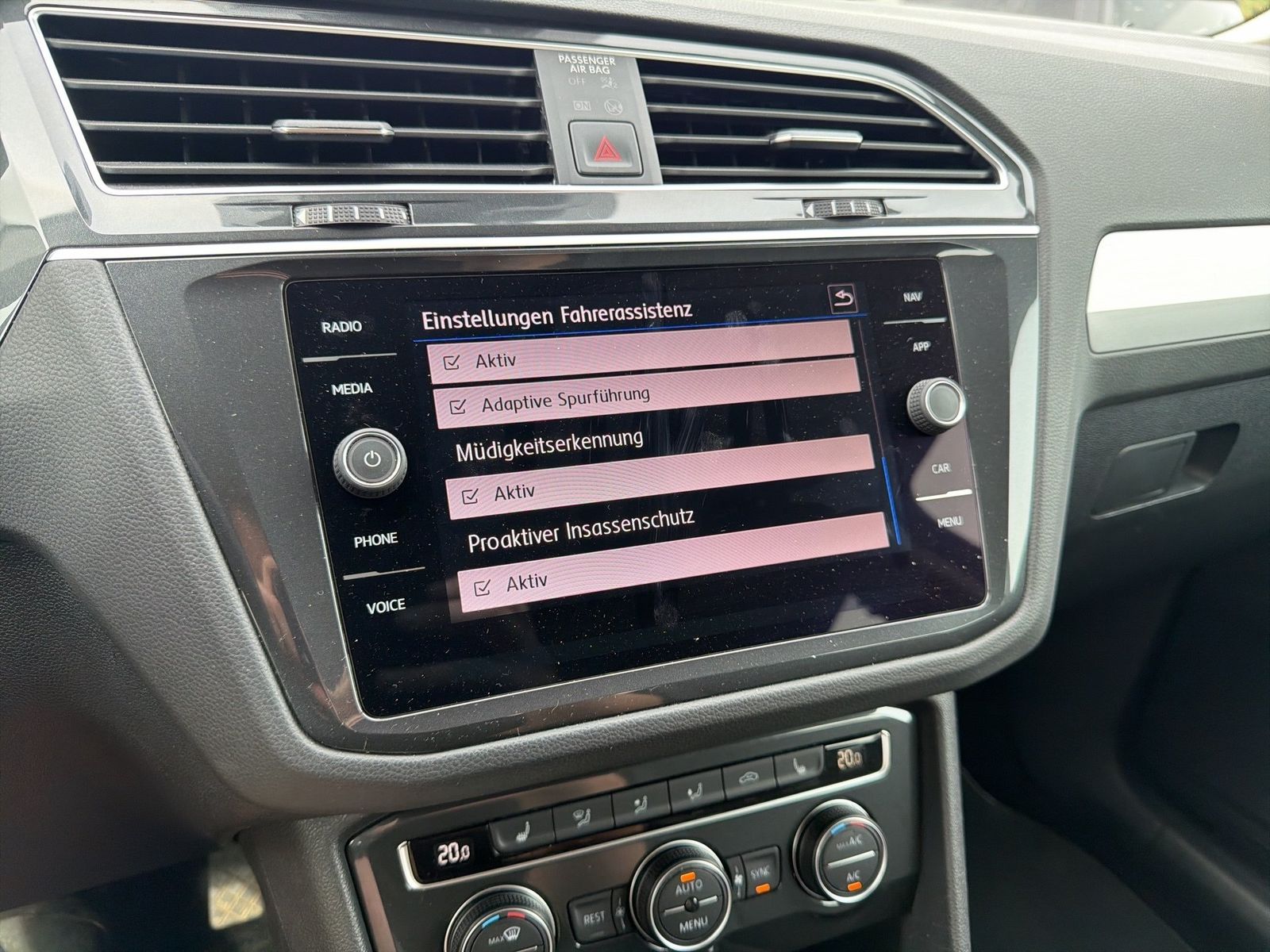 Fahrzeugabbildung Volkswagen Tiguan Comfortline Comfortline 1.5 TSI ACT OPF 9 - mit KI generiert/bearbeitet