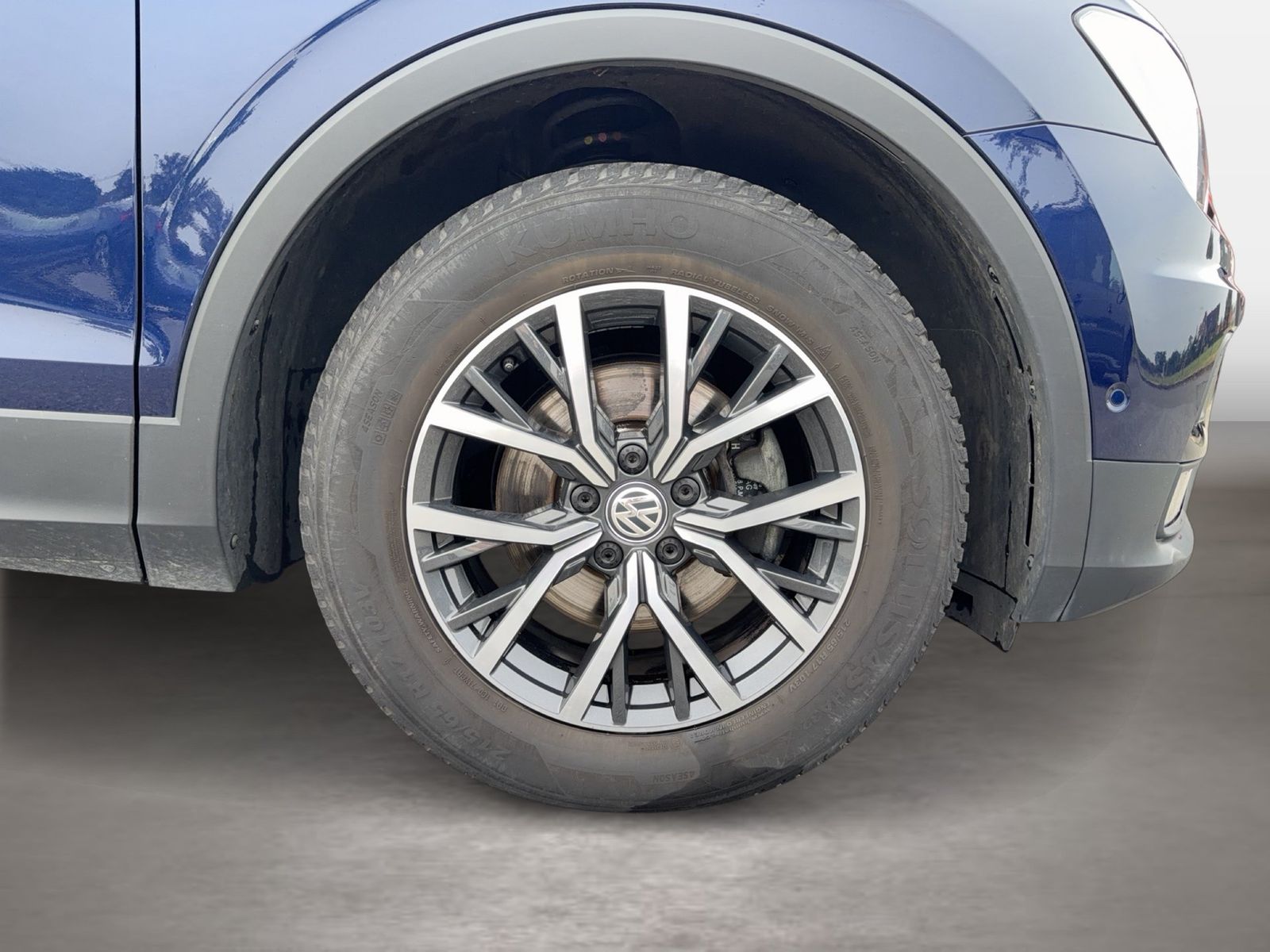 Fahrzeugabbildung Volkswagen Tiguan Comfortline Comfortline 1.5 TSI ACT OPF 9 - mit KI generiert/bearbeitet