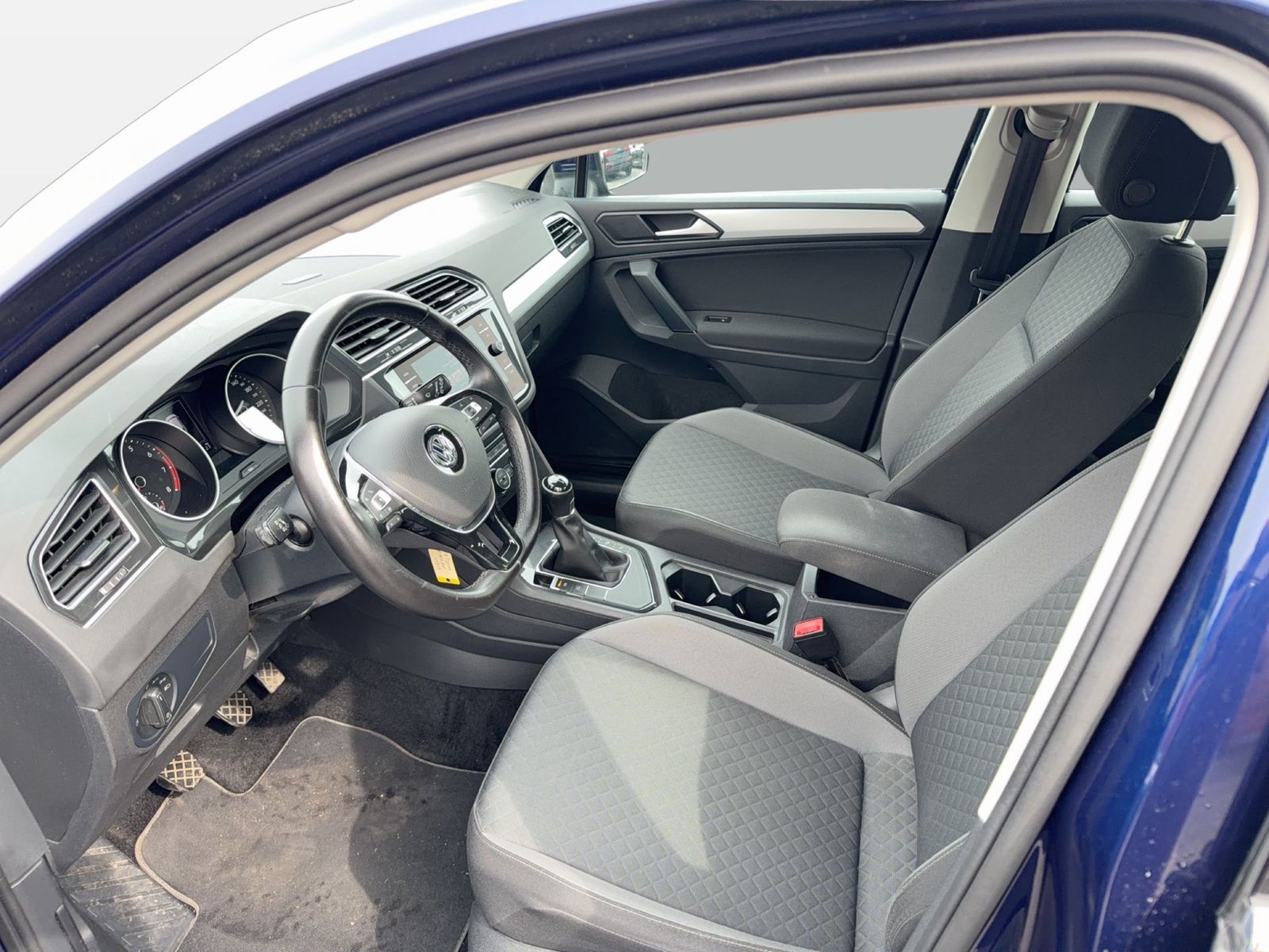 Fahrzeugabbildung Volkswagen Tiguan Comfortline Comfortline 1.5 TSI ACT OPF 9 - mit KI generiert/bearbeitet