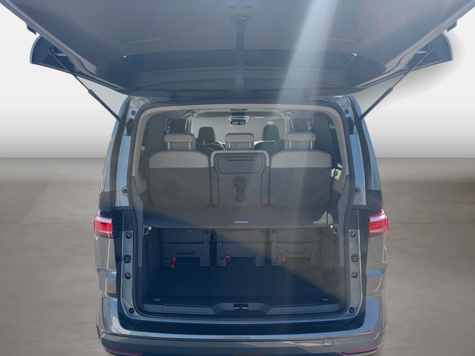 Fahrzeug autohaus mense Fahrzeugabbildung Volkswagen Multivan T7 LÜ 110kW TDI IQ.Light Matrix AHK - mit KI generiert/bearbeitet