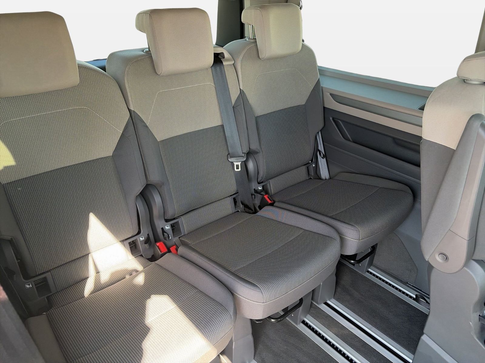 Fahrzeug autohaus mense Fahrzeugabbildung Volkswagen Multivan T7 LÜ 110kW TDI IQ.Light Matrix AHK - mit KI generiert/bearbeitet