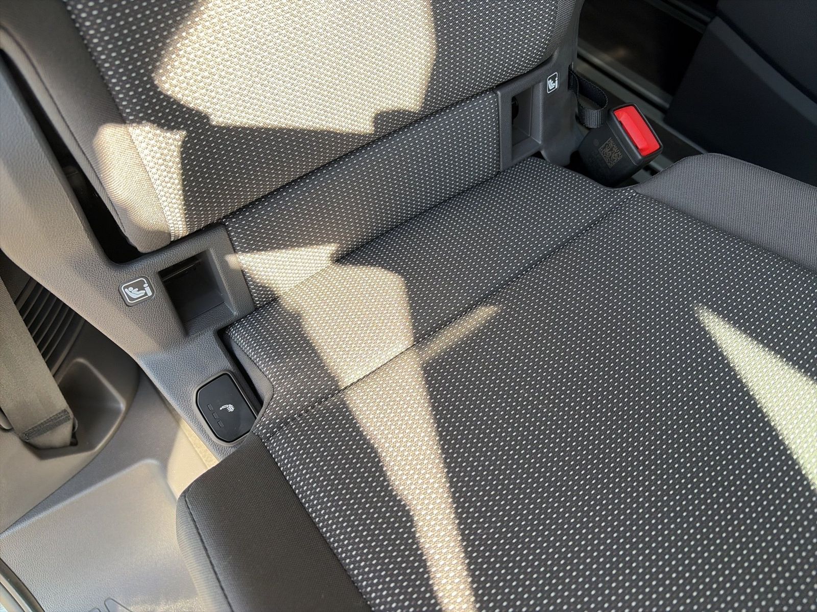 Fahrzeug autohaus mense Fahrzeugabbildung Volkswagen Multivan T7 LÜ 110kW TDI IQ.Light Matrix AHK - mit KI generiert/bearbeitet