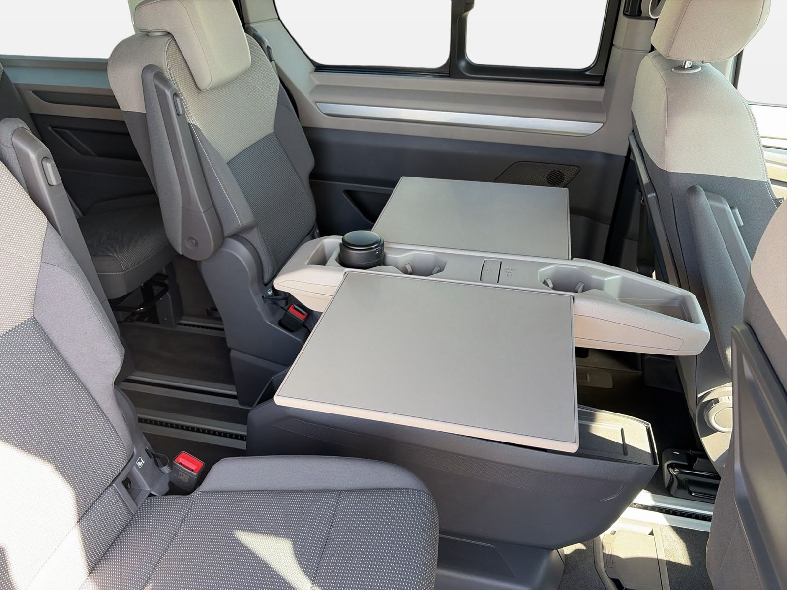 Fahrzeug autohaus mense Fahrzeugabbildung Volkswagen Multivan T7 LÜ 110kW TDI IQ.Light Matrix AHK - mit KI generiert/bearbeitet