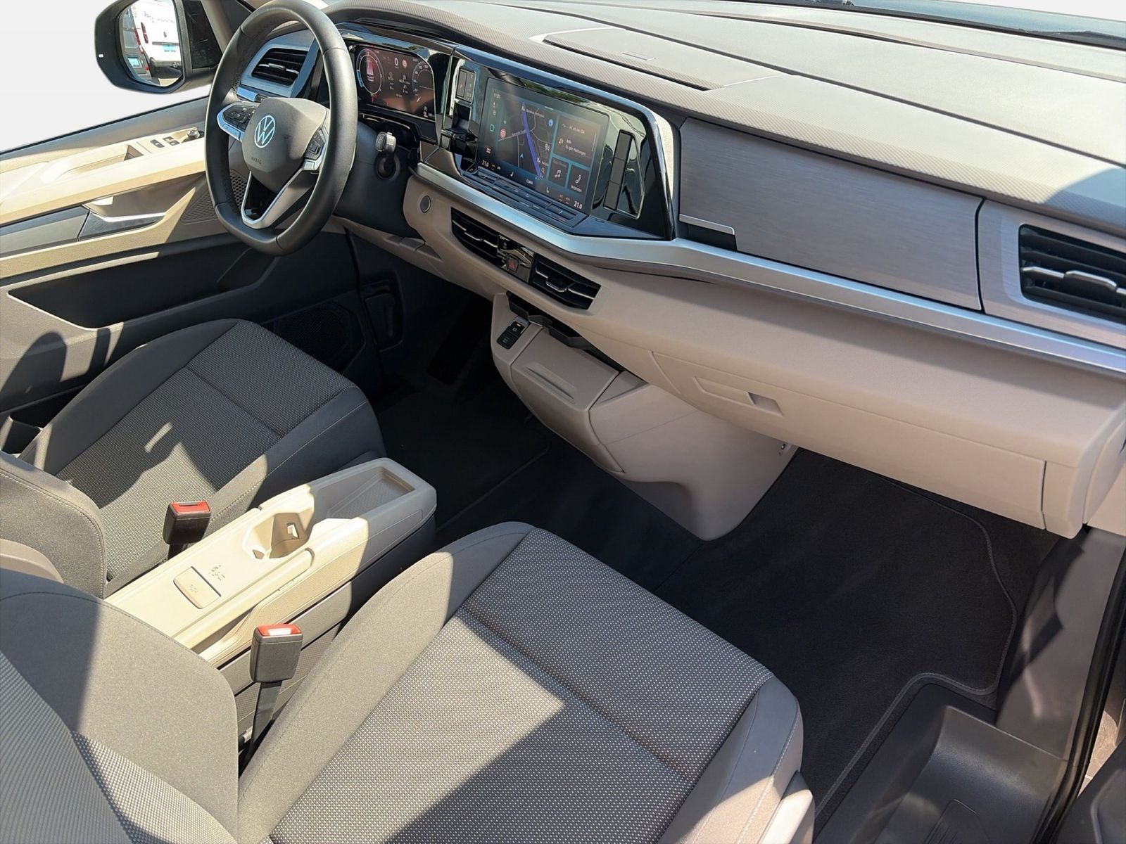 Fahrzeug autohaus mense Fahrzeugabbildung Volkswagen Multivan T7 LÜ 110kW TDI IQ.Light Matrix AHK - mit KI generiert/bearbeitet