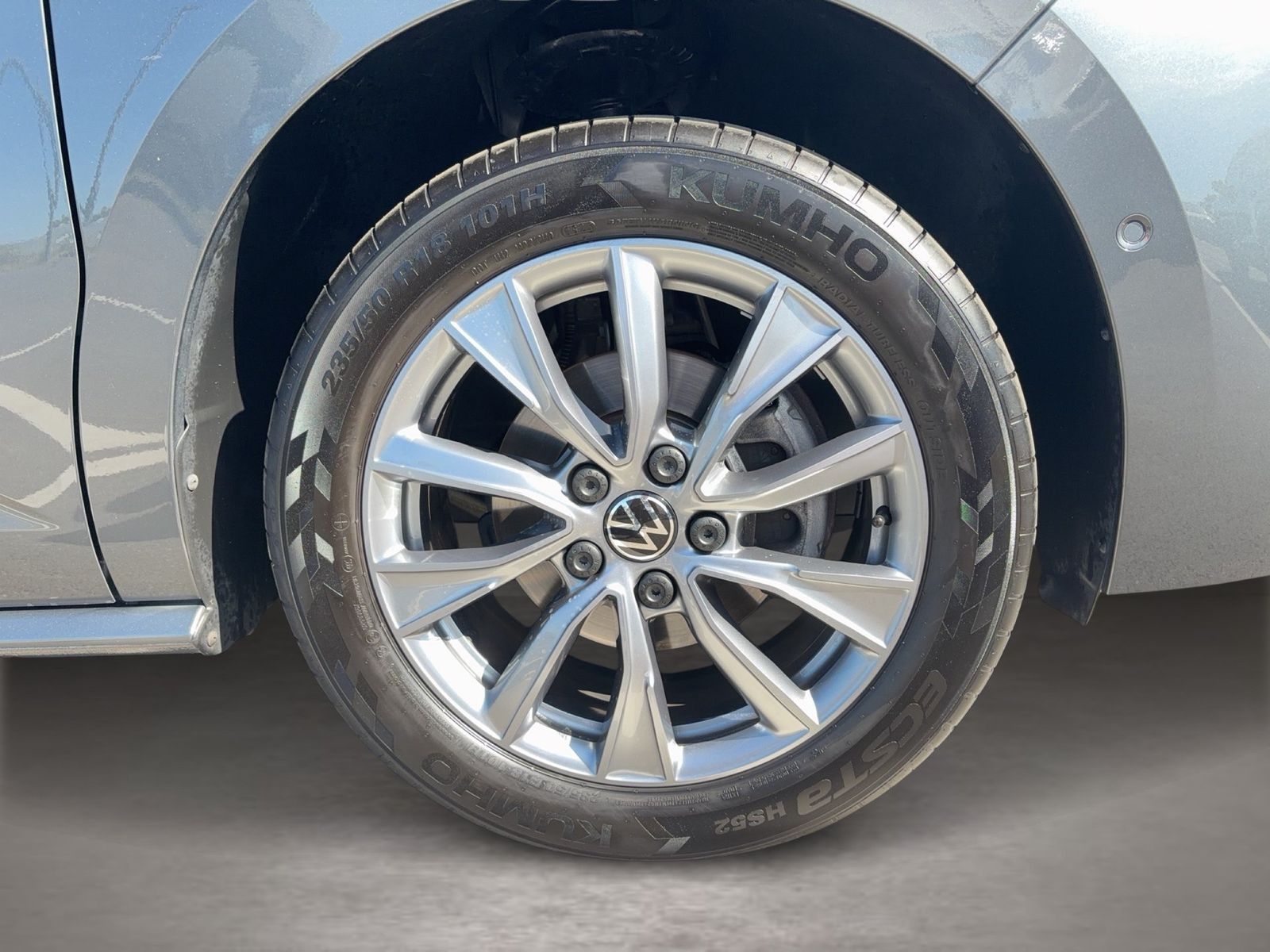 Fahrzeug autohaus mense Fahrzeugabbildung Volkswagen Multivan T7 LÜ 110kW TDI IQ.Light Matrix AHK - mit KI generiert/bearbeitet