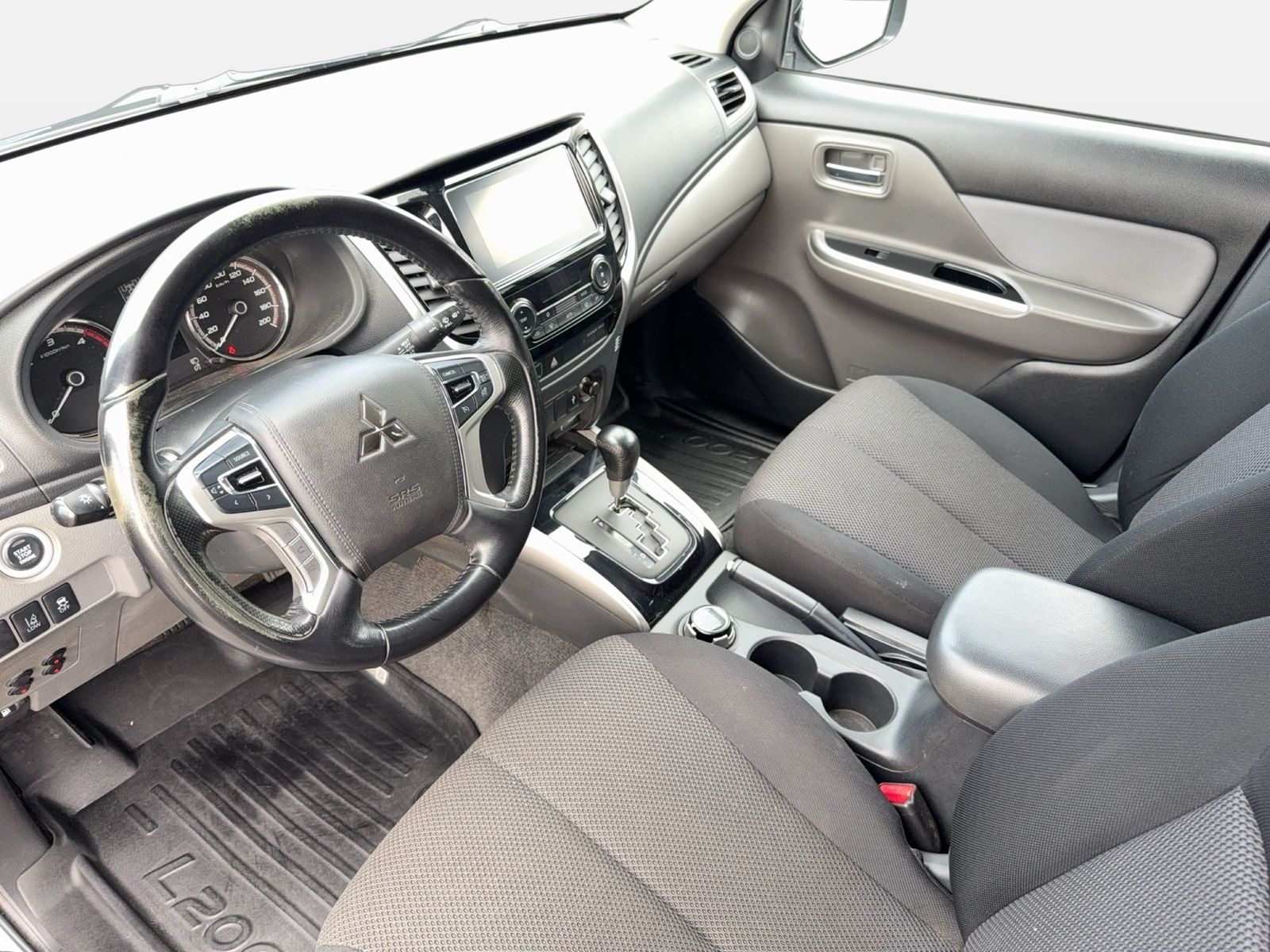 Fahrzeug autohaus mense Fahrzeugabbildung Mitsubishi L200 Plus Doppelkabine 4WD Kamera KlimaA - mit KI generiert/bearbeitet