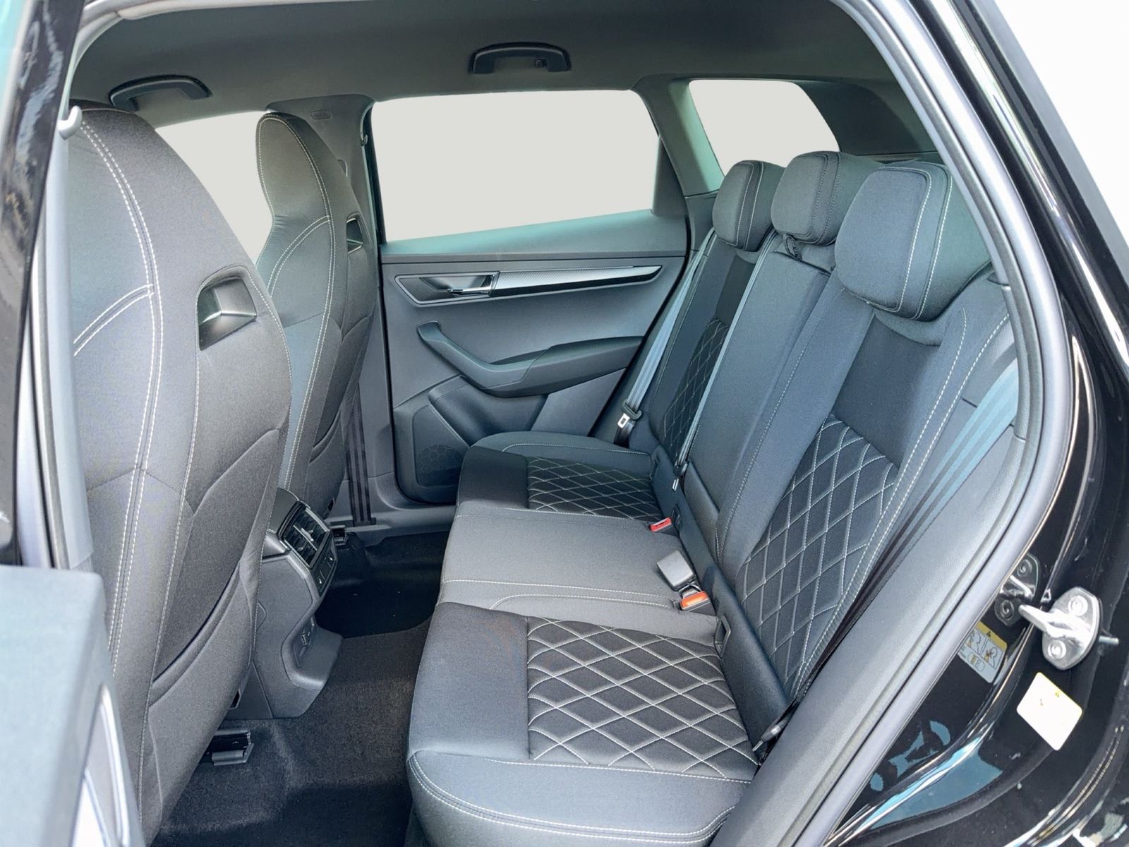 Fahrzeug autohaus mense Fahrzeugabbildung SKODA Karoq 1.5 TSI ACT Sportline Matrix AHK 4xSHZG LM - mit KI generiert/bearbeitet