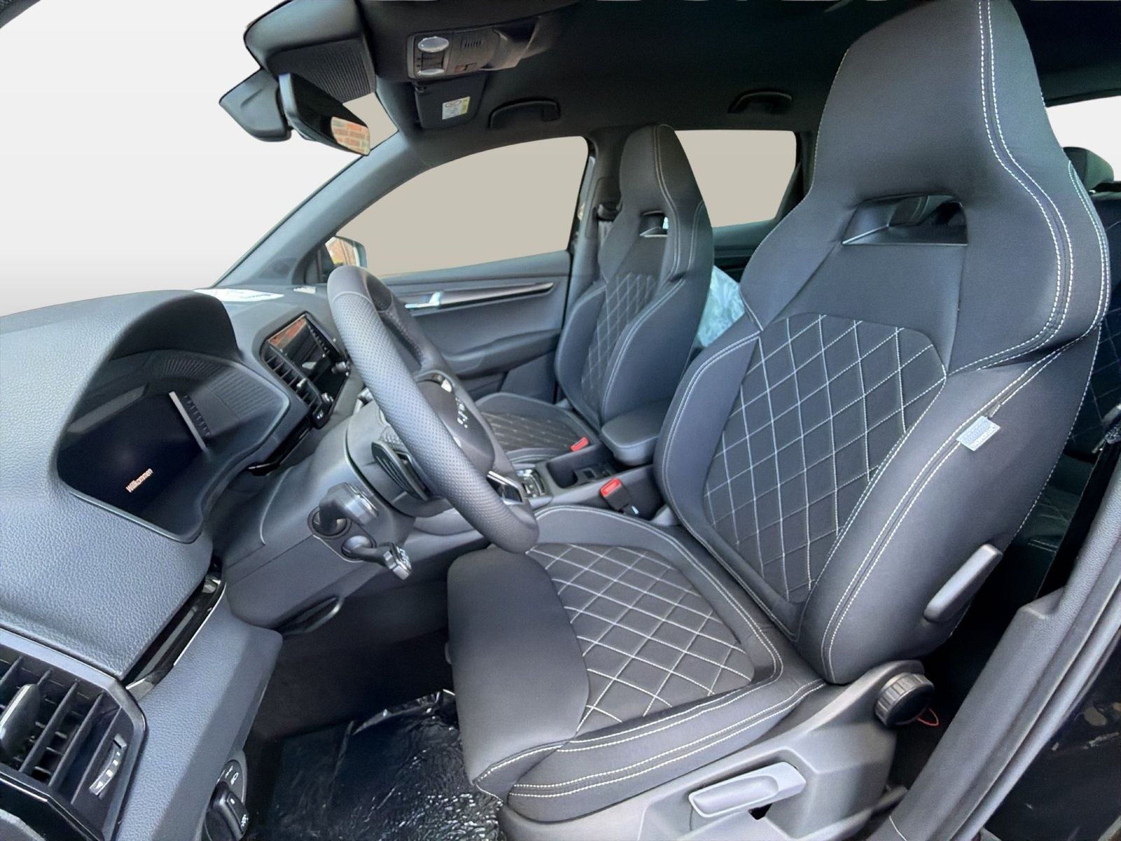 Fahrzeug autohaus mense Fahrzeugabbildung SKODA Karoq 1.5 TSI ACT Sportline Matrix AHK 4xSHZG LM - mit KI generiert/bearbeitet