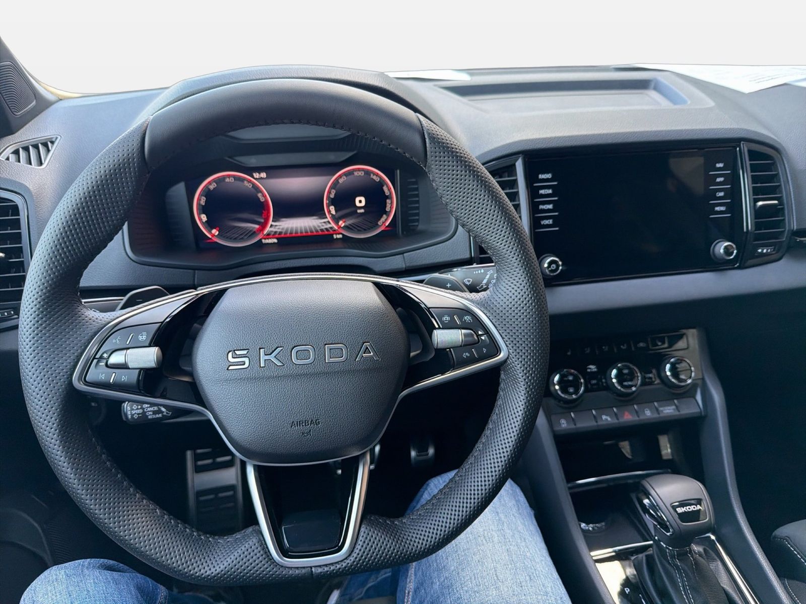 Fahrzeug autohaus mense Fahrzeugabbildung SKODA Karoq 1.5 TSI ACT Sportline Matrix AHK 4xSHZG LM - mit KI generiert/bearbeitet