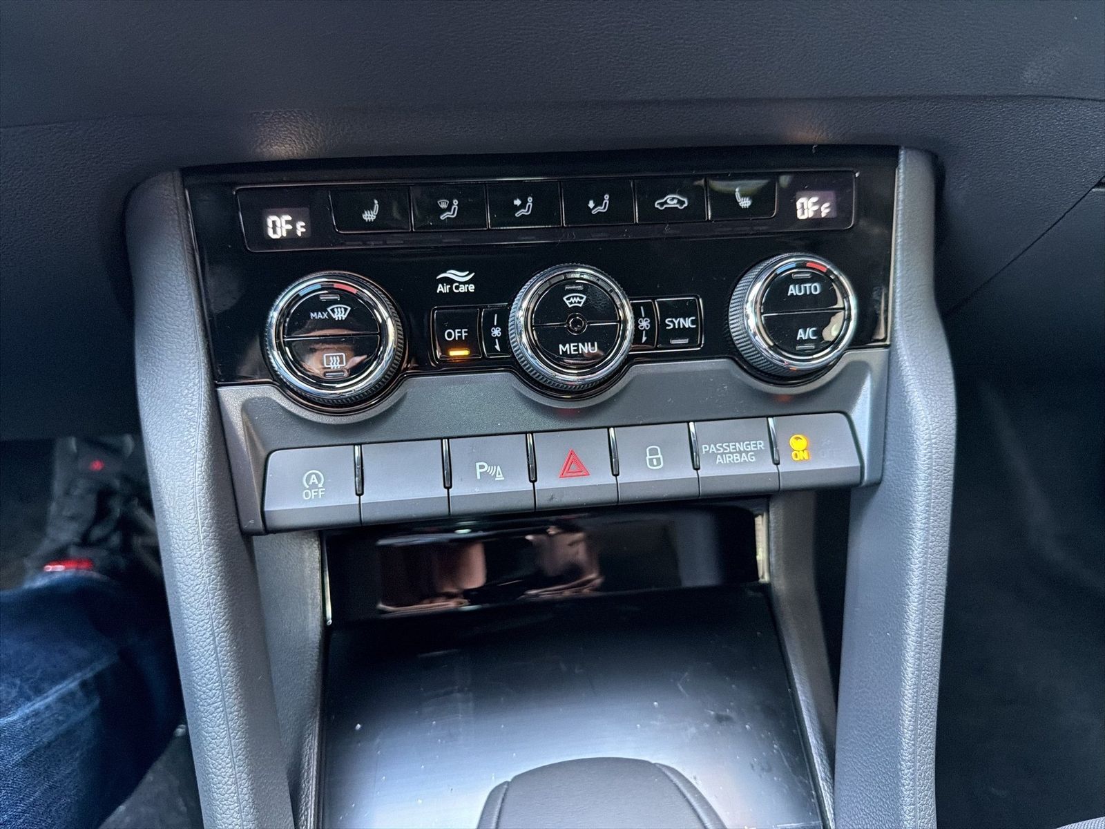 Fahrzeug autohaus mense Fahrzeugabbildung SKODA Karoq 1.5 TSI ACT Sportline Matrix AHK 4xSHZG LM - mit KI generiert/bearbeitet