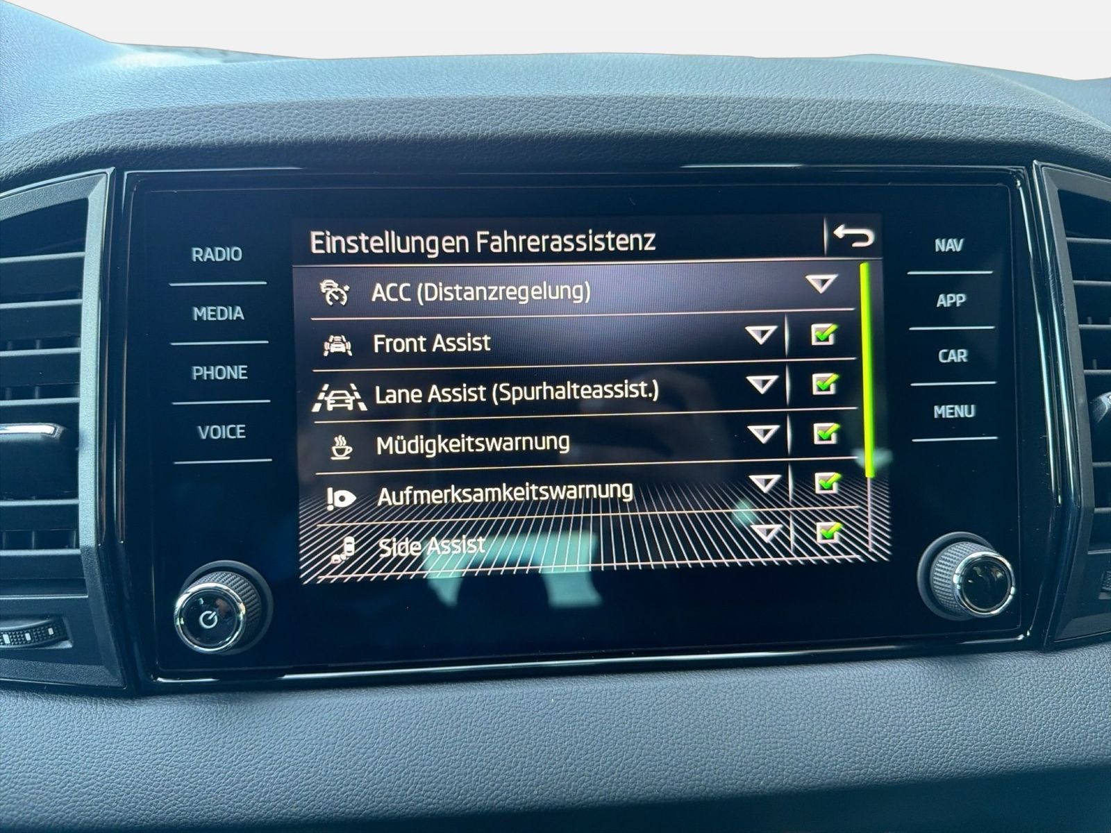 Fahrzeug autohaus mense Fahrzeugabbildung SKODA Karoq 1.5 TSI ACT Sportline Matrix AHK 4xSHZG LM - mit KI generiert/bearbeitet