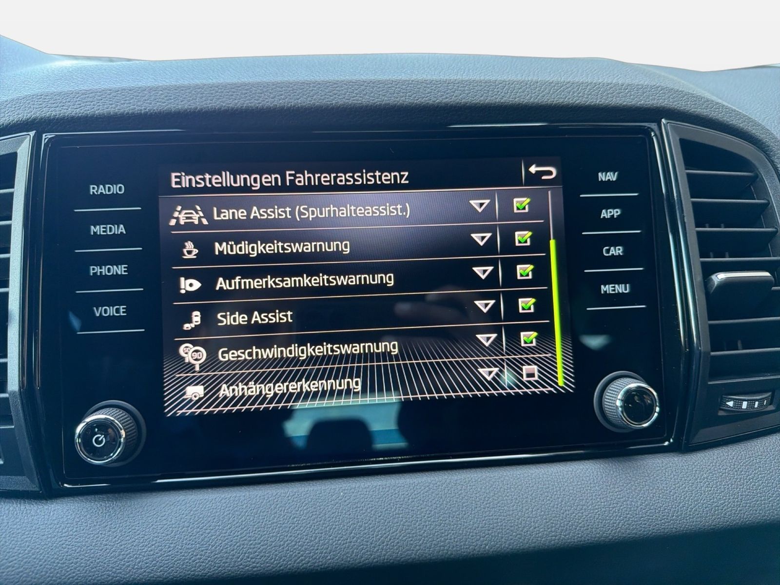 Fahrzeug autohaus mense Fahrzeugabbildung SKODA Karoq 1.5 TSI ACT Sportline Matrix AHK 4xSHZG LM - mit KI generiert/bearbeitet