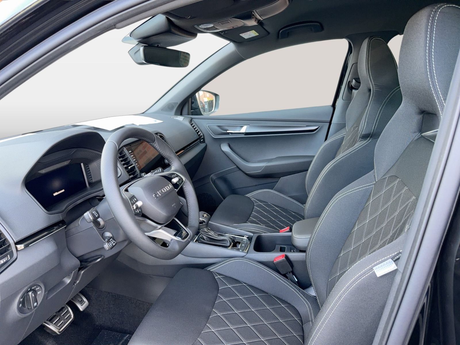 Fahrzeug autohaus mense Fahrzeugabbildung SKODA Karoq 1.5 TSI ACT Sportline Matrix AHK 4xSHZG LM - mit KI generiert/bearbeitet