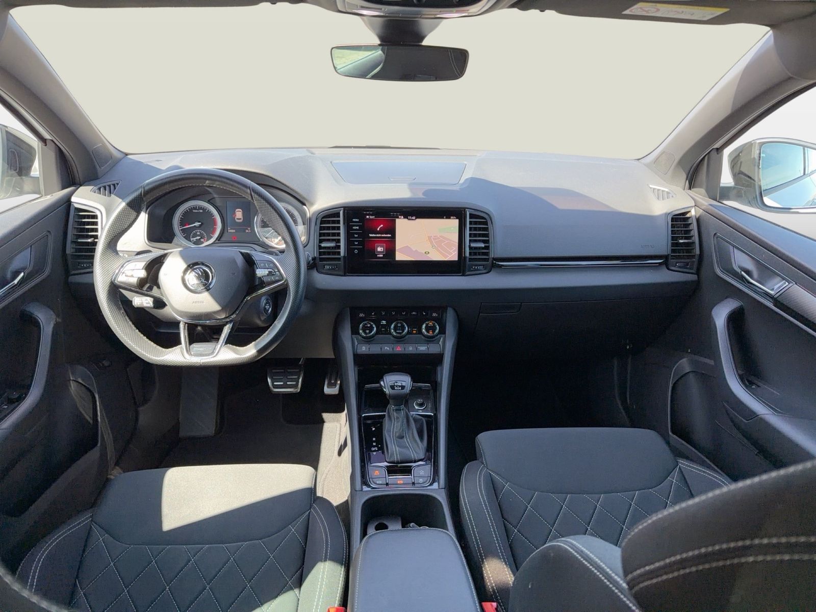Fahrzeugabbildung SKODA Karoq Sportline 2.0l TSI 140kW 7-Gang-DSG 4x4 4x - mit KI generiert/bearbeitet