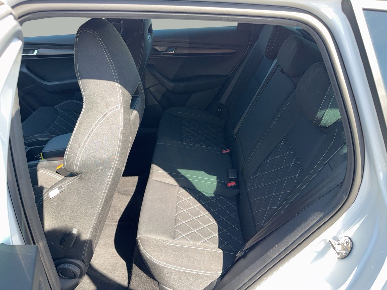 Fahrzeugabbildung SKODA Karoq Sportline 2.0l TSI 140kW 7-Gang-DSG 4x4 4x - mit KI generiert/bearbeitet
