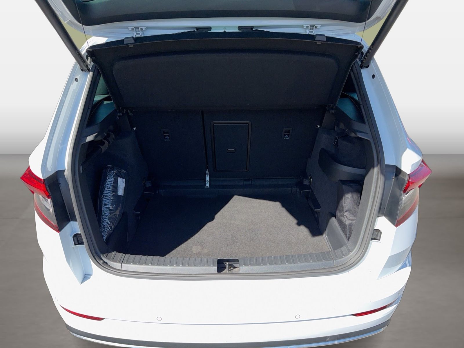 Fahrzeugabbildung SKODA Karoq Sportline 2.0l TSI 140kW 7-Gang-DSG 4x4 4x - mit KI generiert/bearbeitet