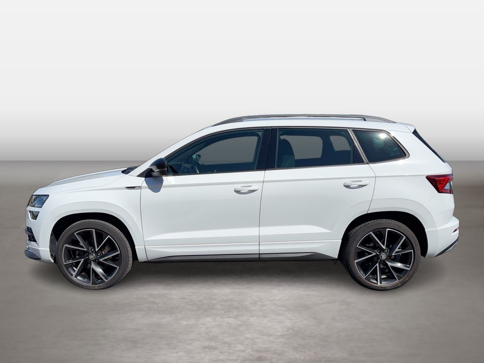 Fahrzeugabbildung SKODA Karoq Sportline 2.0l TSI 140kW 7-Gang-DSG 4x4 4x - mit KI generiert/bearbeitet
