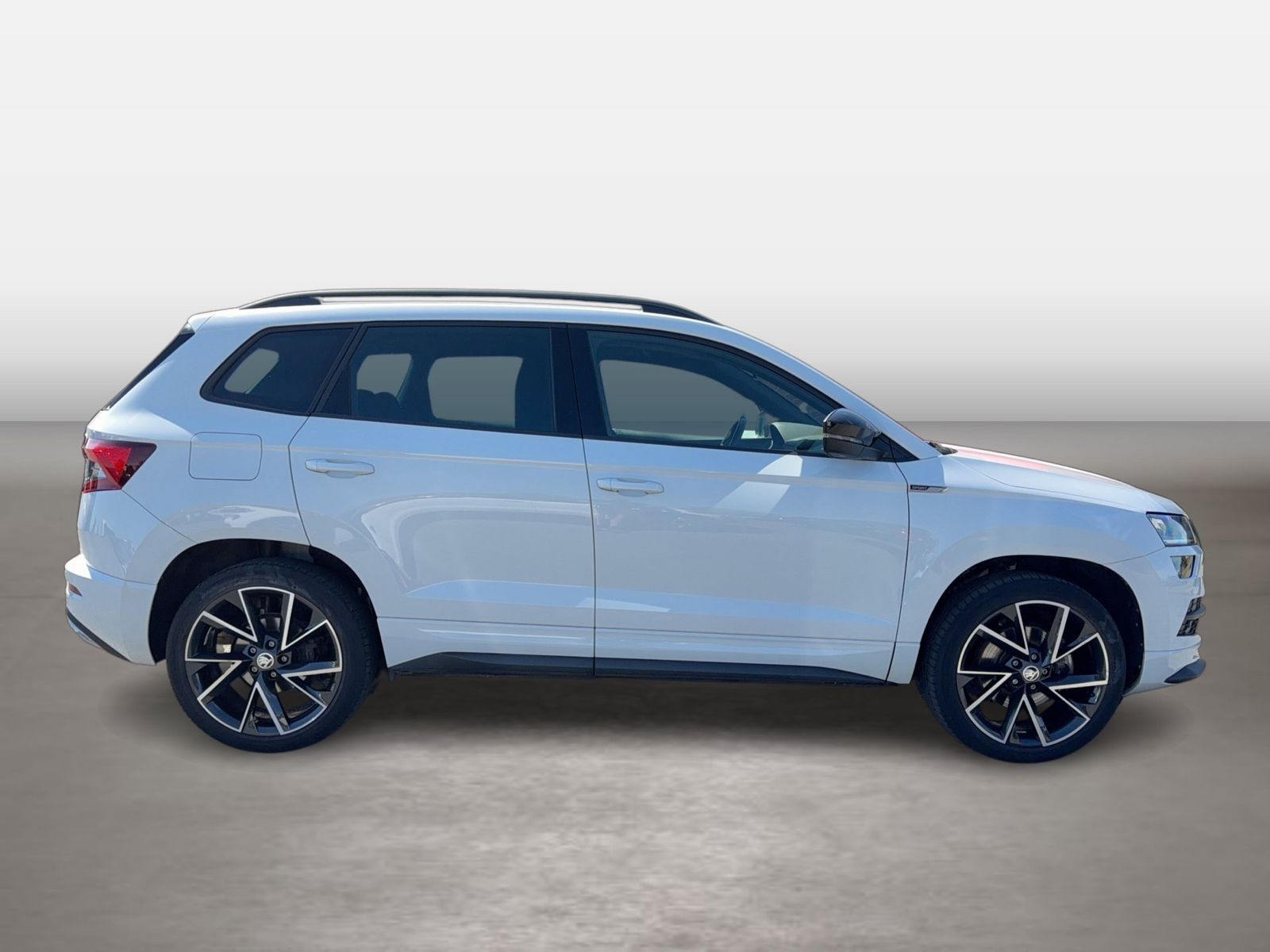 Fahrzeugabbildung SKODA Karoq Sportline 2.0l TSI 140kW 7-Gang-DSG 4x4 4x - mit KI generiert/bearbeitet