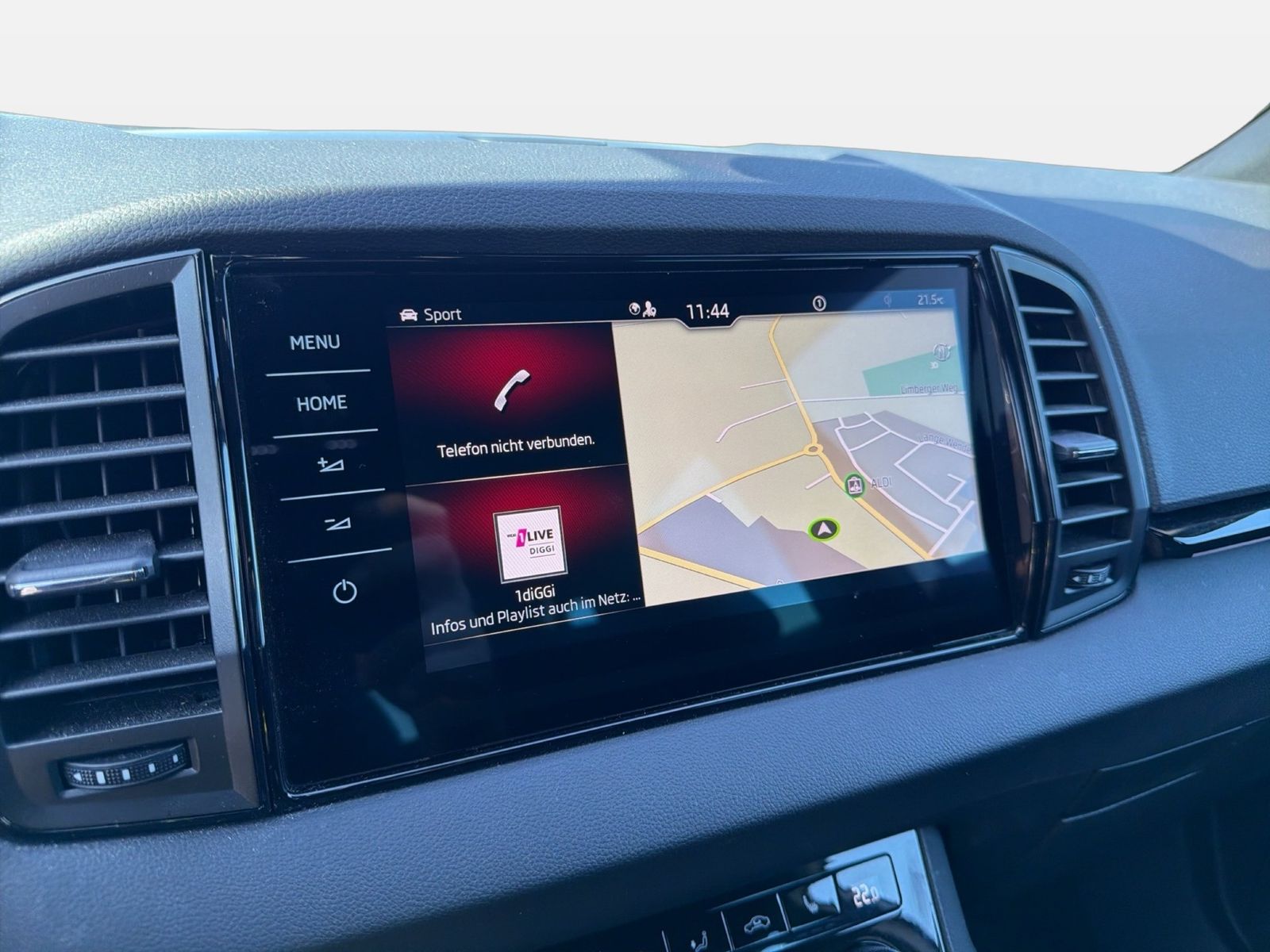 Fahrzeugabbildung SKODA Karoq Sportline 2.0l TSI 140kW 7-Gang-DSG 4x4 4x - mit KI generiert/bearbeitet